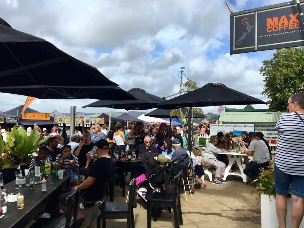 neuseeland-rundreise-reiseblog-blog-sicher-reisen-urlaub-reise-infos-straßenfest-land-und-leute