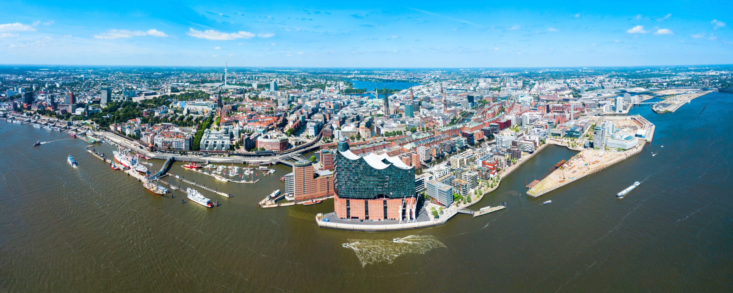 panoramic-view-germany-städtereise-hamburg-skyline-hafen-city-stadt-plane-deinen-urlaub