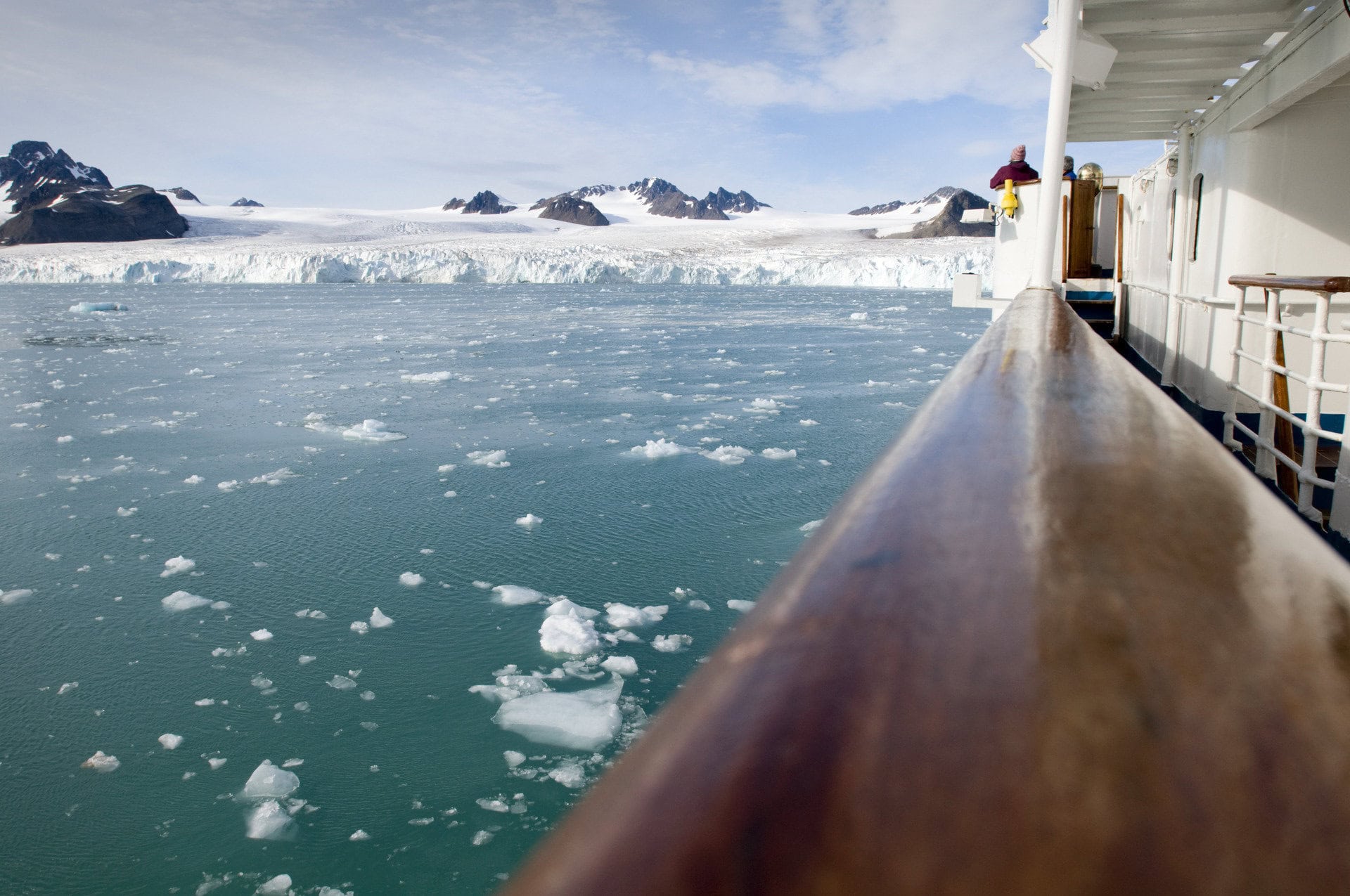 deck-an-bord-svalbard-hurtigruten-reise-spitzbergen-polar-arktis-norwegen-eis-meer