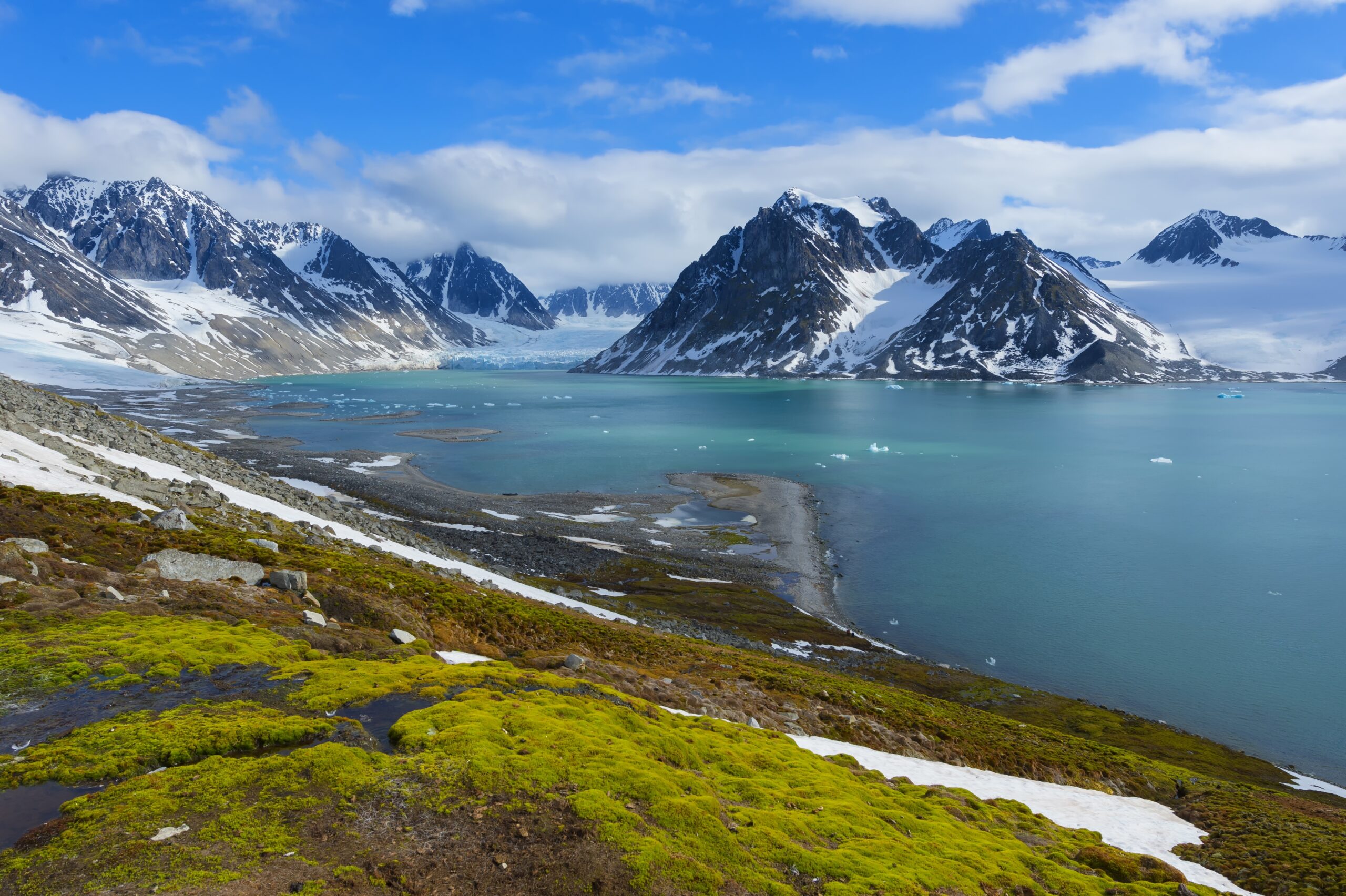 landschaft-magdalena-fjord-spitsberg-island-svalbard-hurtigruten-reise-spitzbergen-polar-arktis-norwegen-schiff-eisberg-kreuzfahrt
