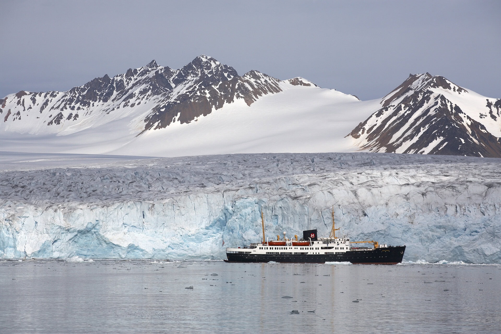 schiff-eisberg-svalbard-hurtigruten-reise-spitzbergen-polar-arktis-norwegen