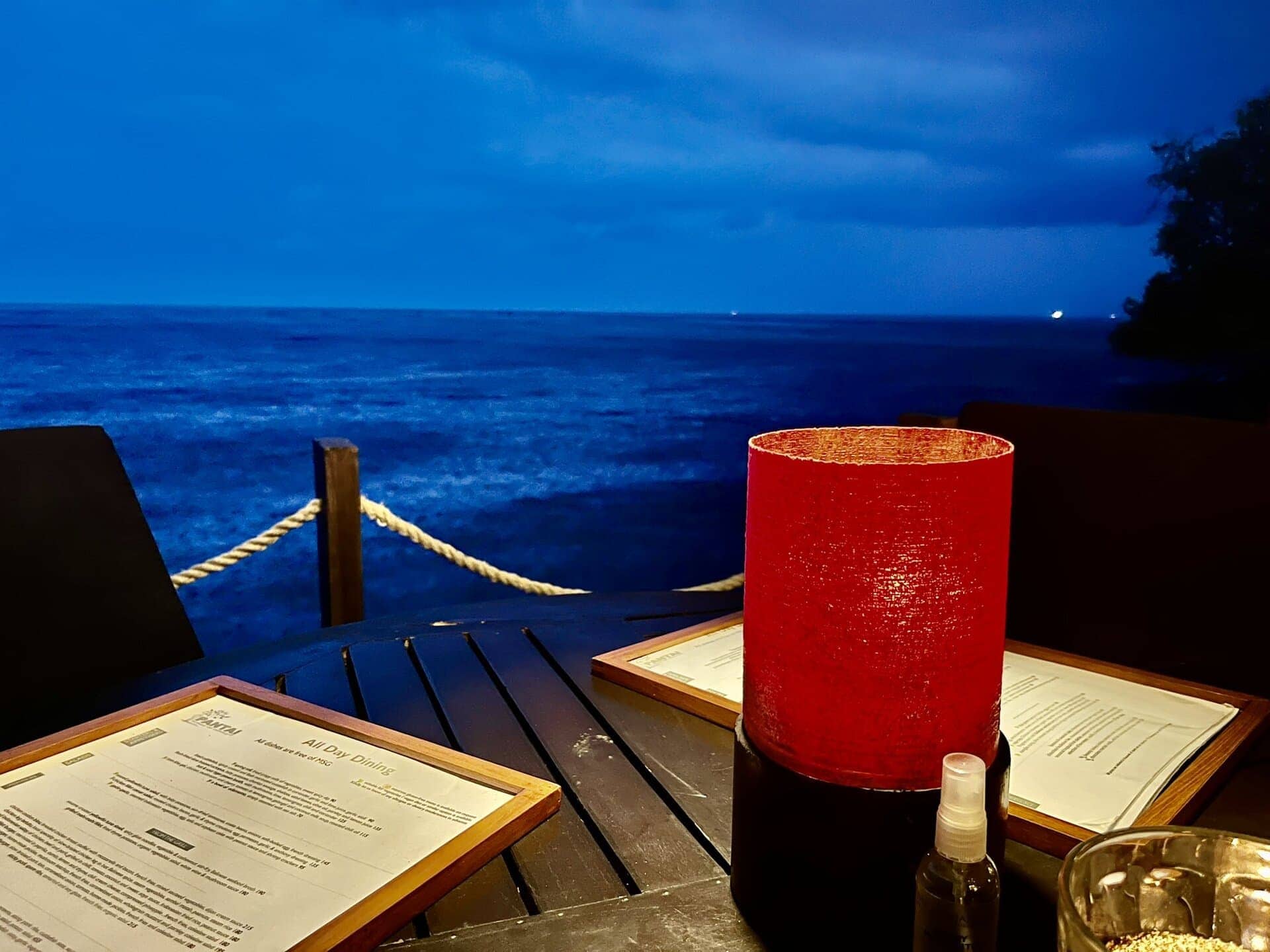 bali-indonesien-urlaub-norden-nordwesten-insel-sonne-strand-meer-aussicht-auf-entspannung-terrasse-nachtmodus-reiseblog