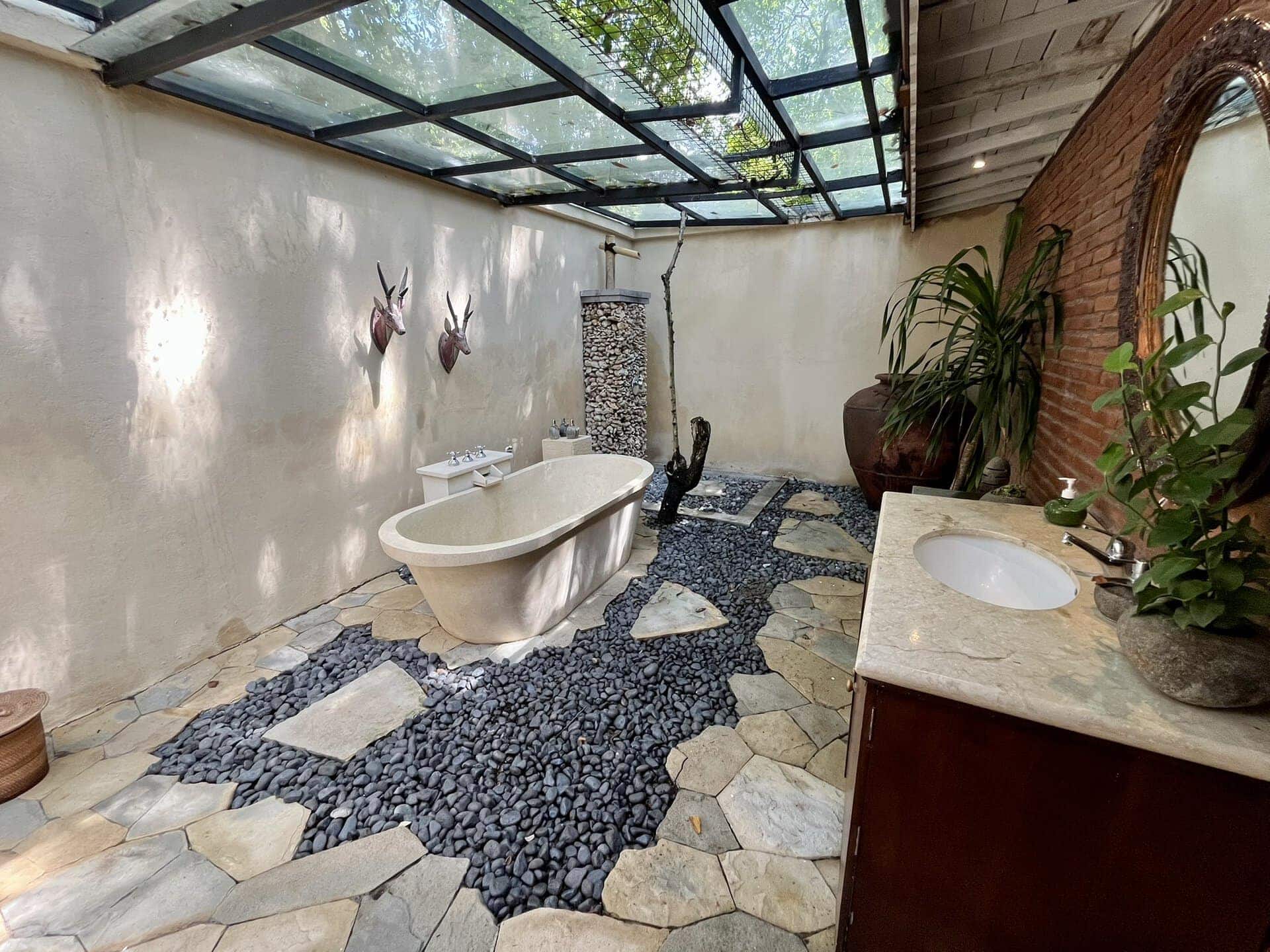 bali-indonesien-urlaub-norden-nordwesten-insel-sonne-strand-meer-aussicht-auf-luxusbadewanne-reiseblog