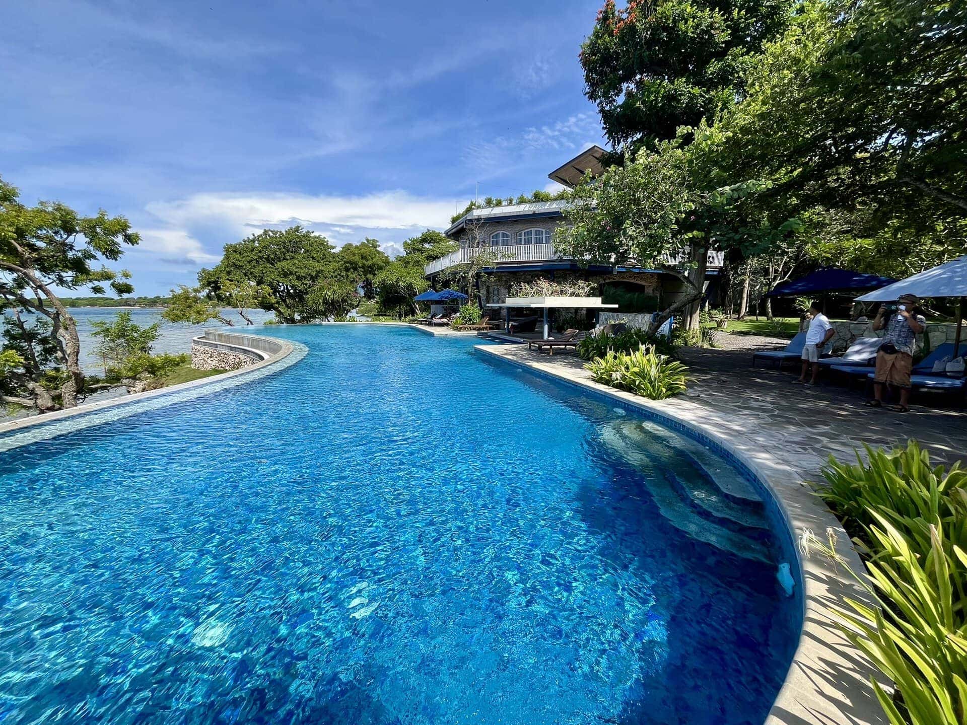 bali-indonesien-urlaub-norden-nordwesten-insel-sonne-strand-meer-aussicht-auf-luxuspool-reiseblog