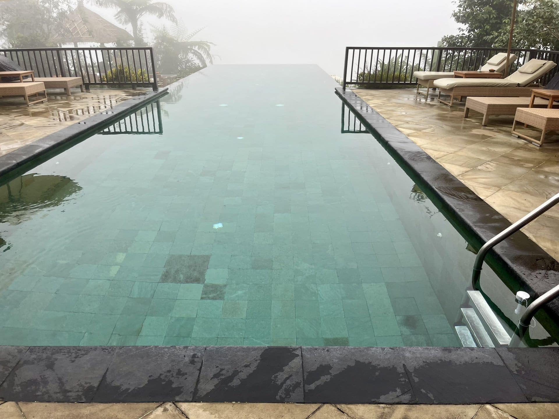 bali-indonesien-urlaub-norden-nordwesten-insel-sonne-strand-meer-aussicht-palmen-luxus-pool-reiseblog