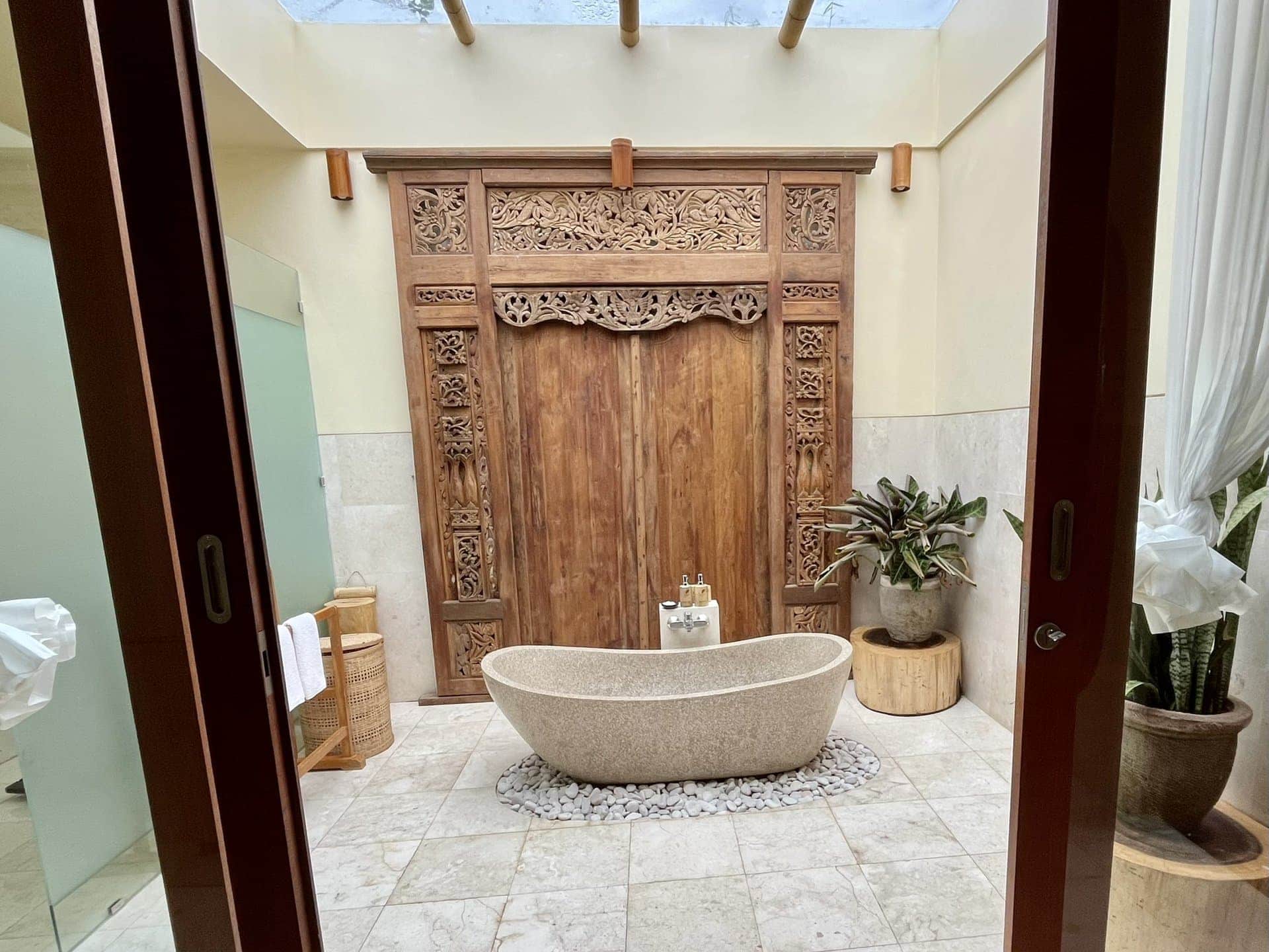 bali-indonesien-urlaub-norden-nordwesten-insel-sonne-strand-meer-bad-badewanne-reiseblog