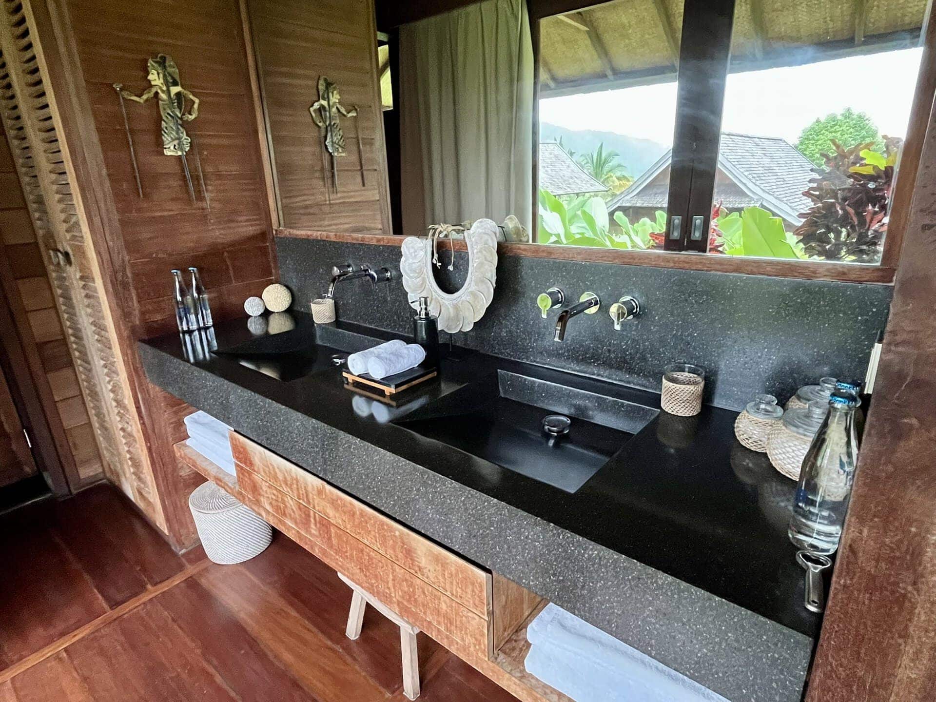 bali-indonesien-urlaub-norden-nordwesten-insel-sonne-strand-meer-bad-luxus-schwarz-marmor-reiseblog