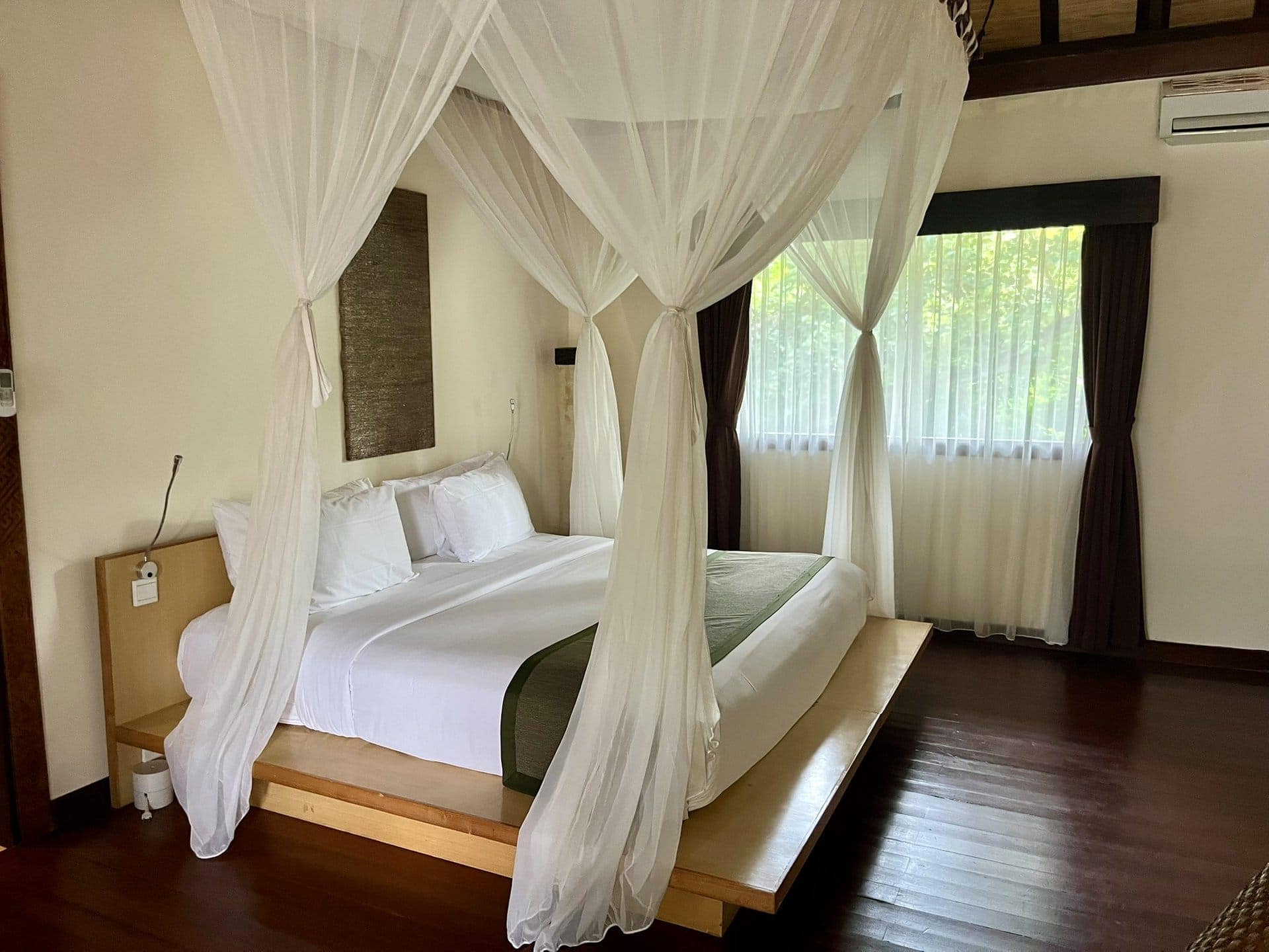 bali-indonesien-urlaub-norden-nordwesten-insel-sonne-strand-meer-bett-hotel-himmelbett-reiseblog