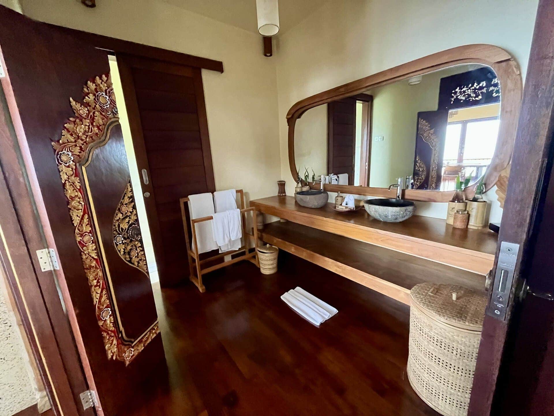 bali-indonesien-urlaub-norden-nordwesten-insel-sonne-strand-meer-bett-hotel-hochzeitspaar-bad-reiseblog