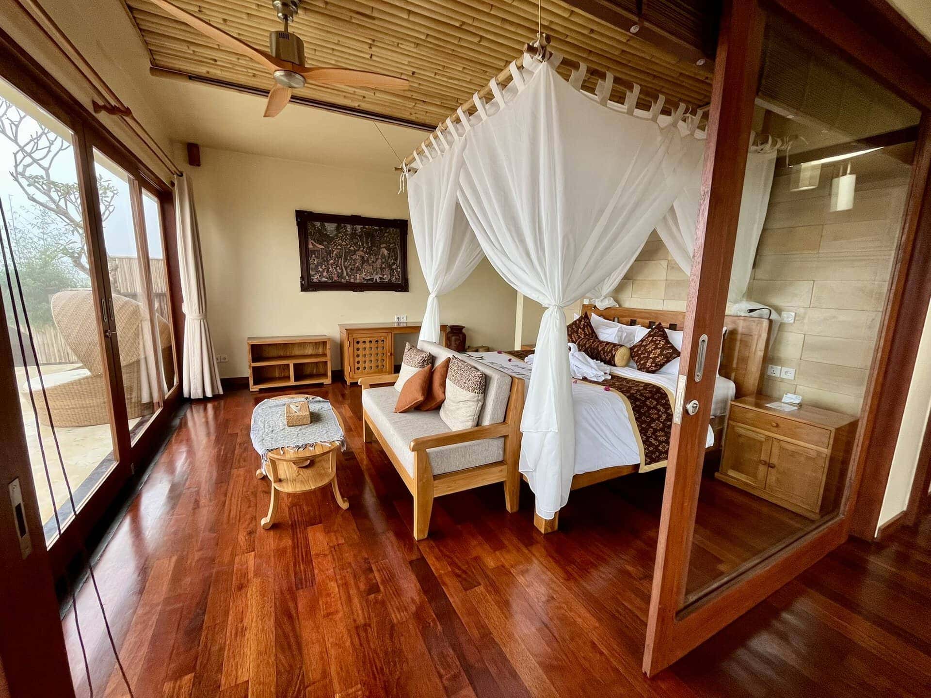 bali-indonesien-urlaub-norden-nordwesten-insel-sonne-strand-meer-bett-hotel-holzoptik-reiseblog