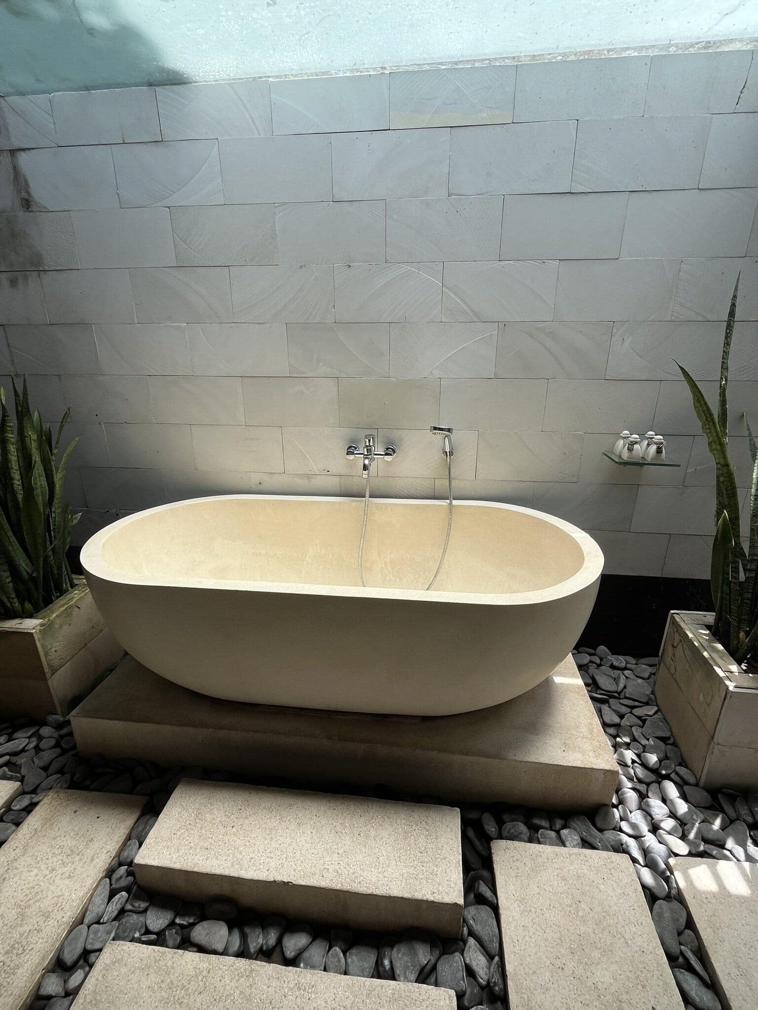 bali-indonesien-urlaub-norden-nordwesten-insel-sonne-strand-meer-bett-hotel-spa-reiseblog