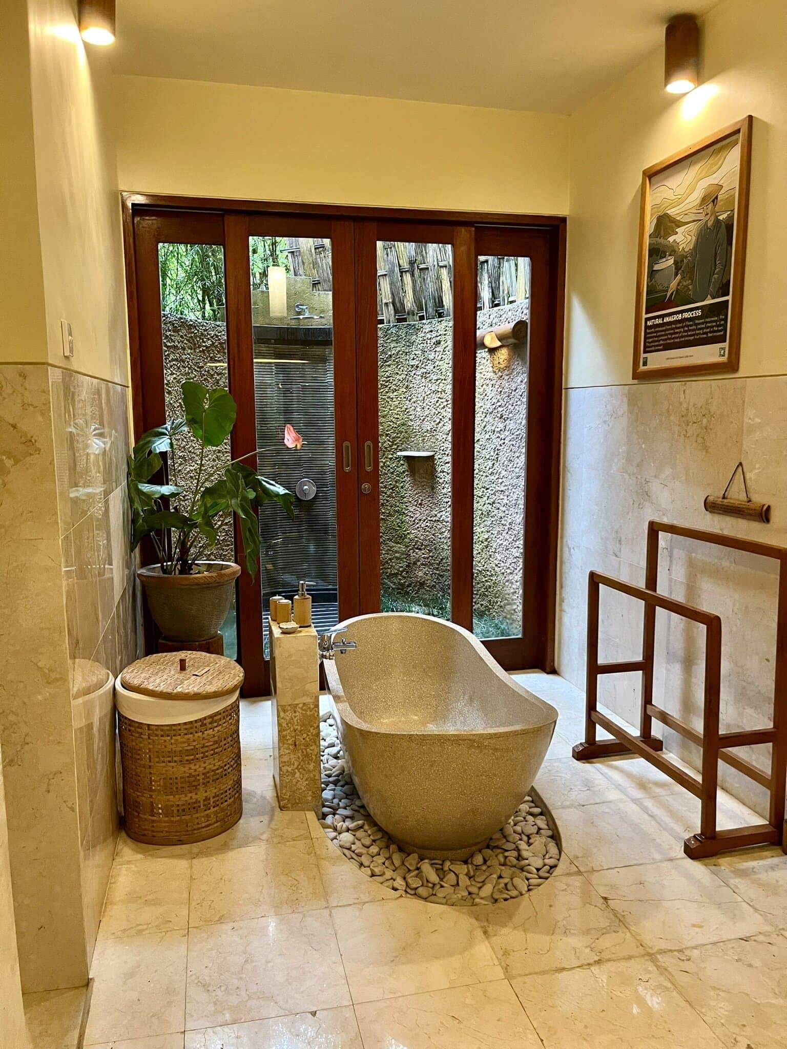 bali-indonesien-urlaub-norden-nordwesten-insel-sonne-strand-meer-bett-hotelzimmer-entspannungsbad-reiseblog