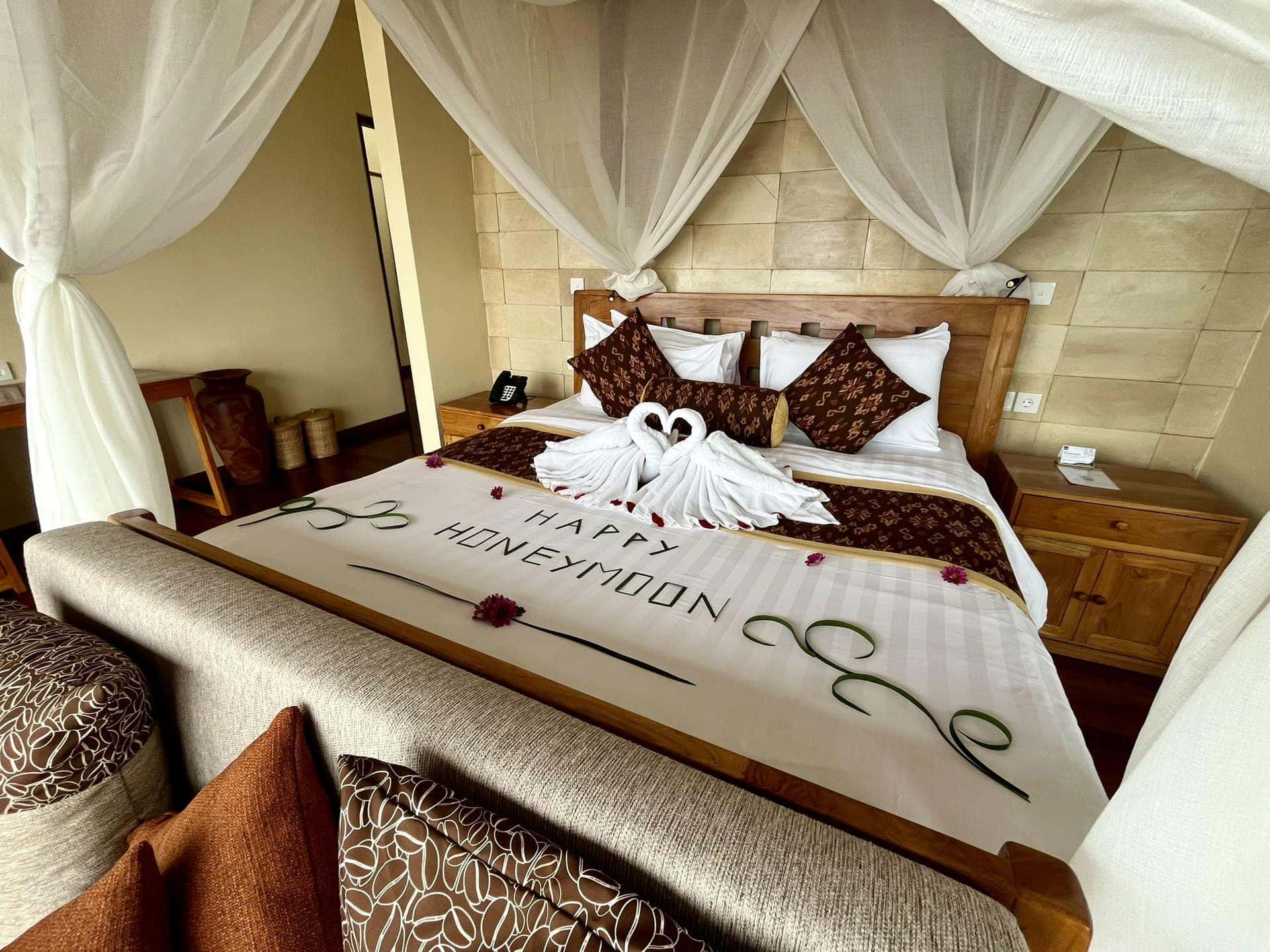 bali-indonesien-urlaub-norden-nordwesten-insel-sonne-strand-meer-bett-hotelzimmer-honeymoon-reiseblog