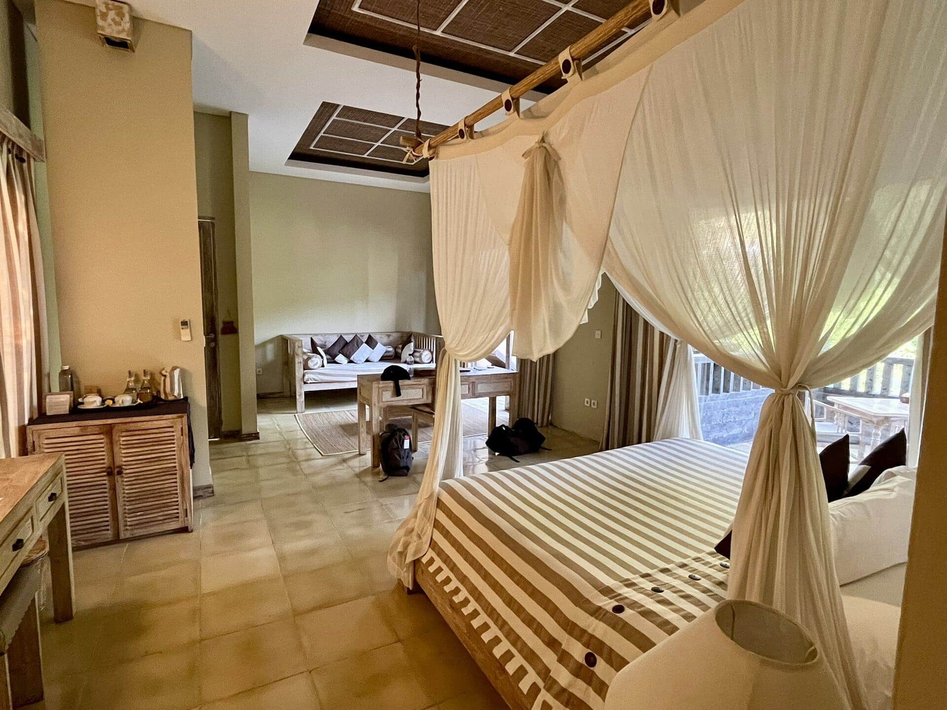 bali-indonesien-urlaub-norden-nordwesten-insel-sonne-strand-meer-bett-hotelzimmer-reiseblog