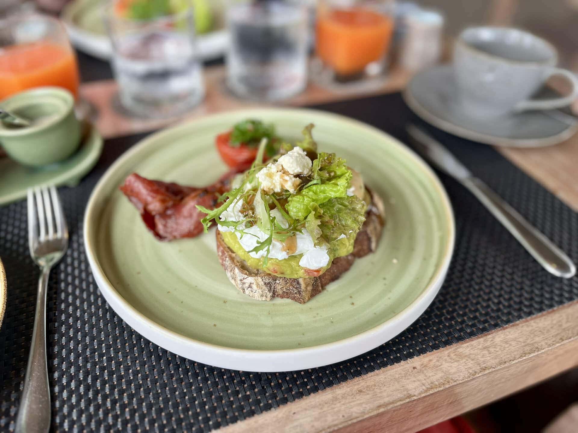 bali-indonesien-urlaub-norden-nordwesten-insel-sonne-strand-meer-fruehstueck-reiseblog