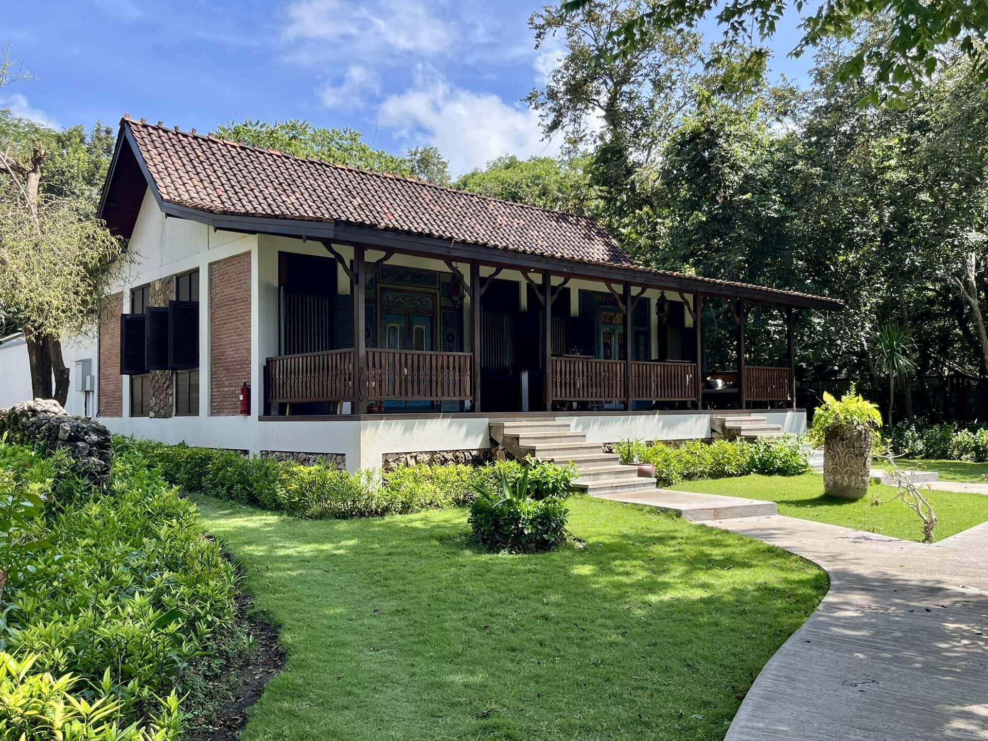 bali-indonesien-urlaub-norden-nordwesten-insel-sonne-strand-meer-gruenanlage-reiseblog