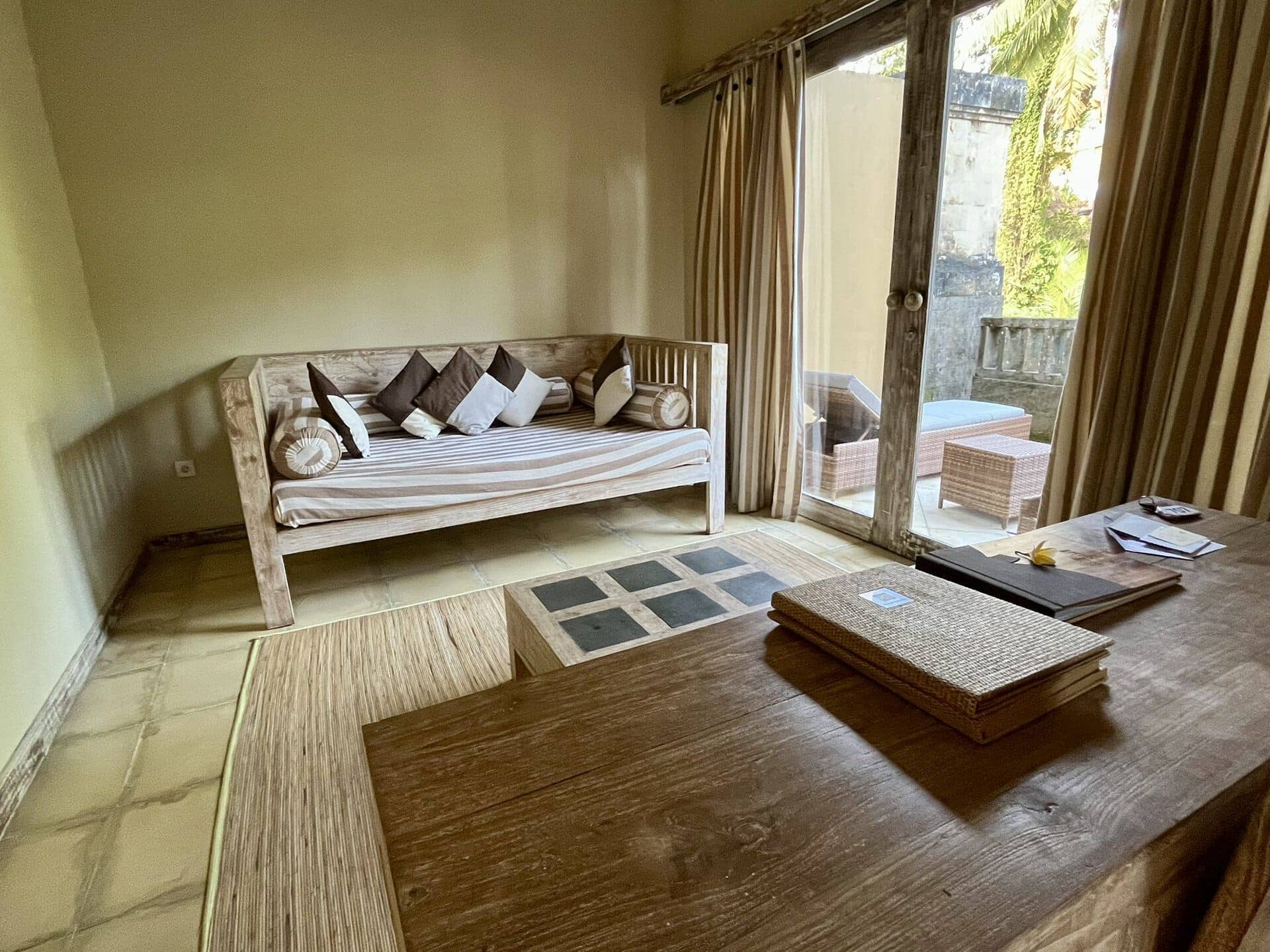 bali-indonesien-urlaub-norden-nordwesten-insel-sonne-strand-meer-hotelzimmer-reiseblog