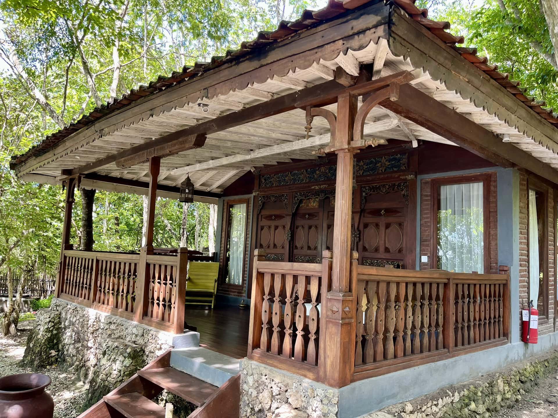 bali-indonesien-urlaub-norden-nordwesten-insel-sonne-strand-meer-luxus-huettenterrasse-reiseblog