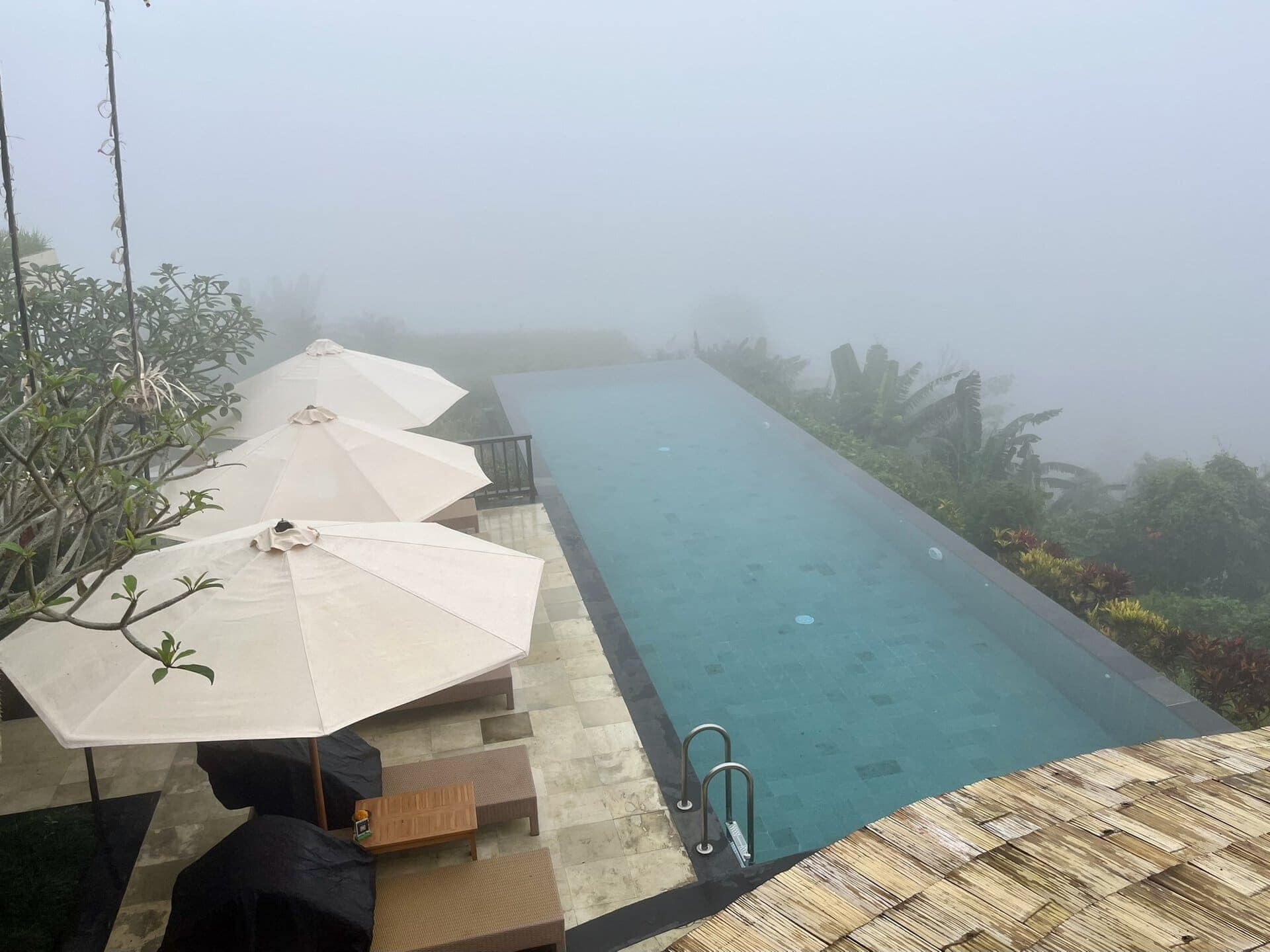 bali-indonesien-urlaub-norden-nordwesten-insel-sonne-strand-meer-pool-luxus-reiseblog