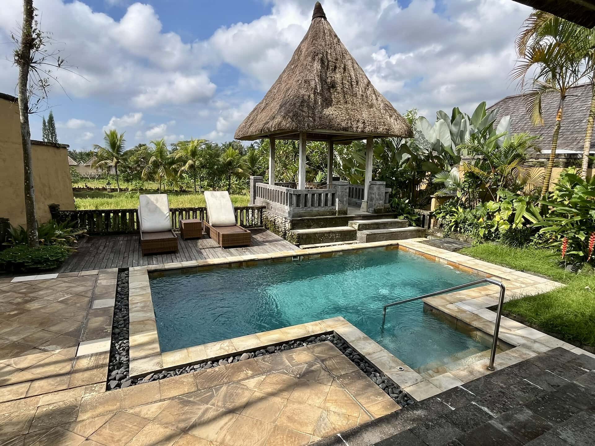 bali-indonesien-urlaub-norden-nordwesten-insel-sonne-strand-meer-poolblick-green-reiseblog