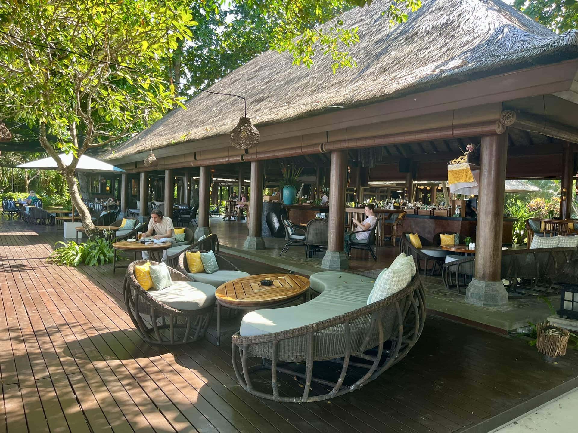 bali-indonesien-urlaub-sueden-suedosten-insel-sonne-strand-meer-sanur-nusa-penida-bar-huette-reiseblog