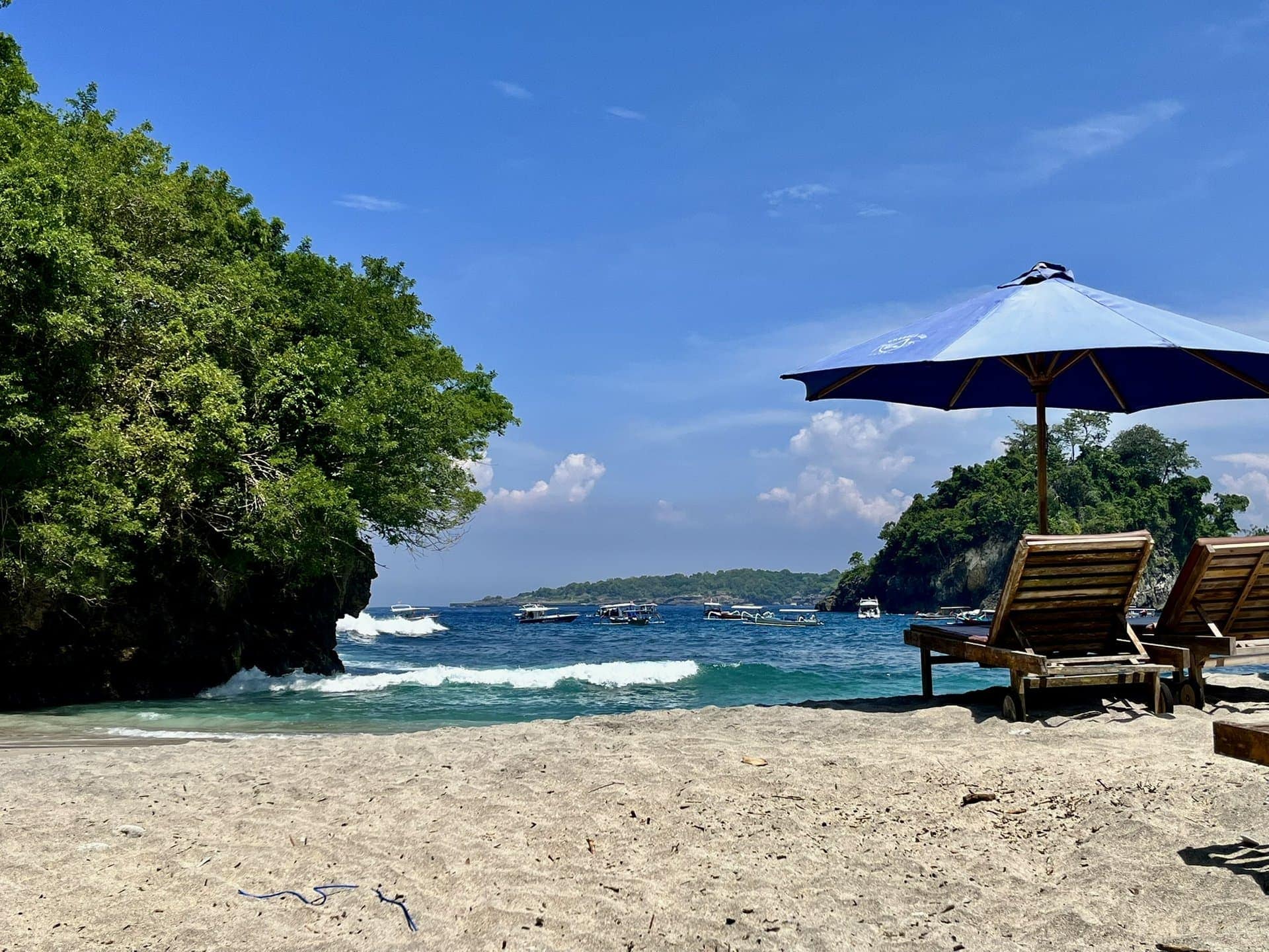 bali-indonesien-urlaub-sueden-suedosten-insel-sonne-strand-meer-sanur-nusa-penida-blauer-schirm-reiseblog