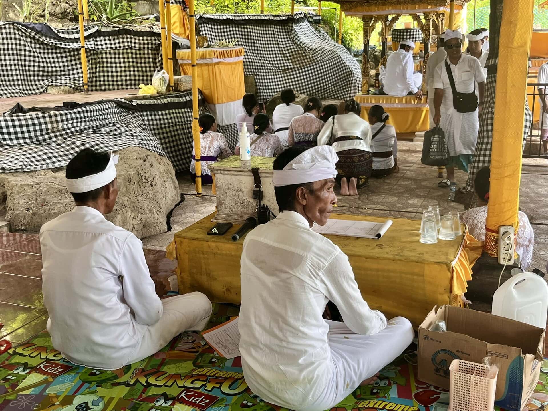 bali-indonesien-urlaub-sueden-suedosten-insel-sonne-strand-meer-sanur-nusa-penida-einheimische-alte-maenner-reiseblog