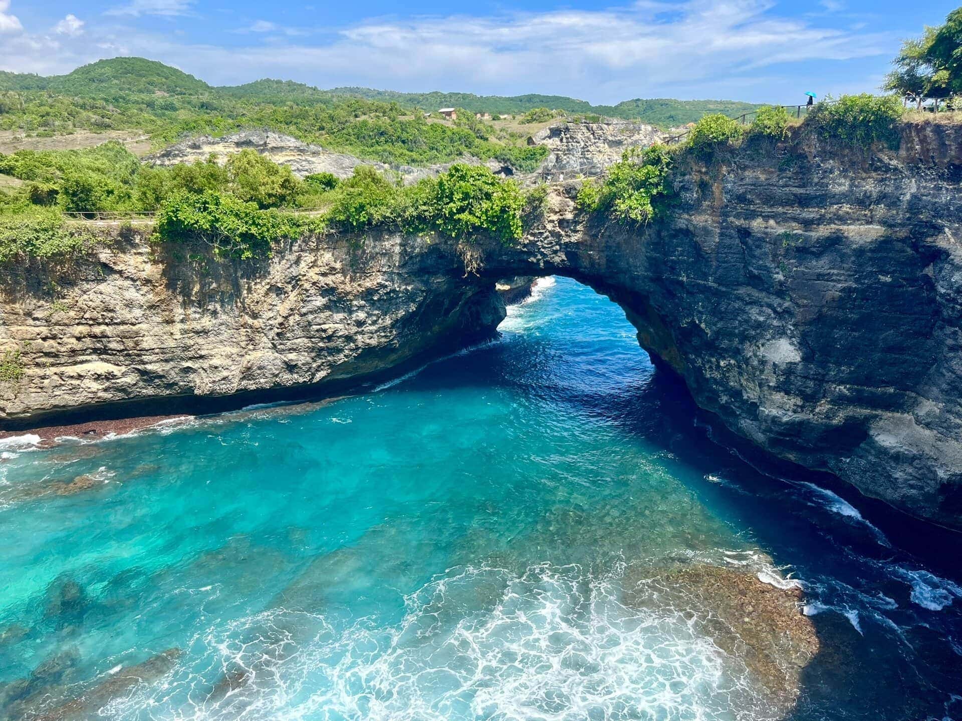 bali-indonesien-urlaub-sueden-suedosten-insel-sonne-strand-meer-sanur-nusa-penida-felsen-oeffnung-reiseblog