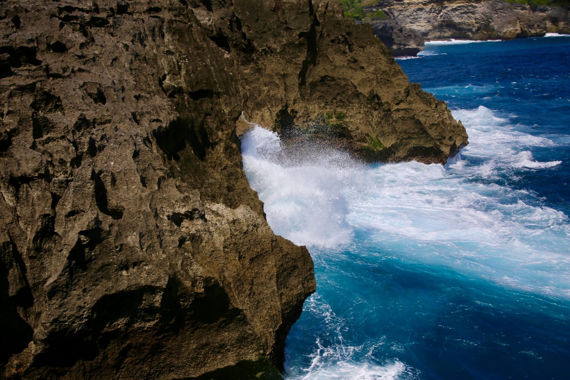 bali-indonesien-urlaub-sueden-suedosten-insel-sonne-strand-meer-sanur-nusa-penida-gischt-reiseblog