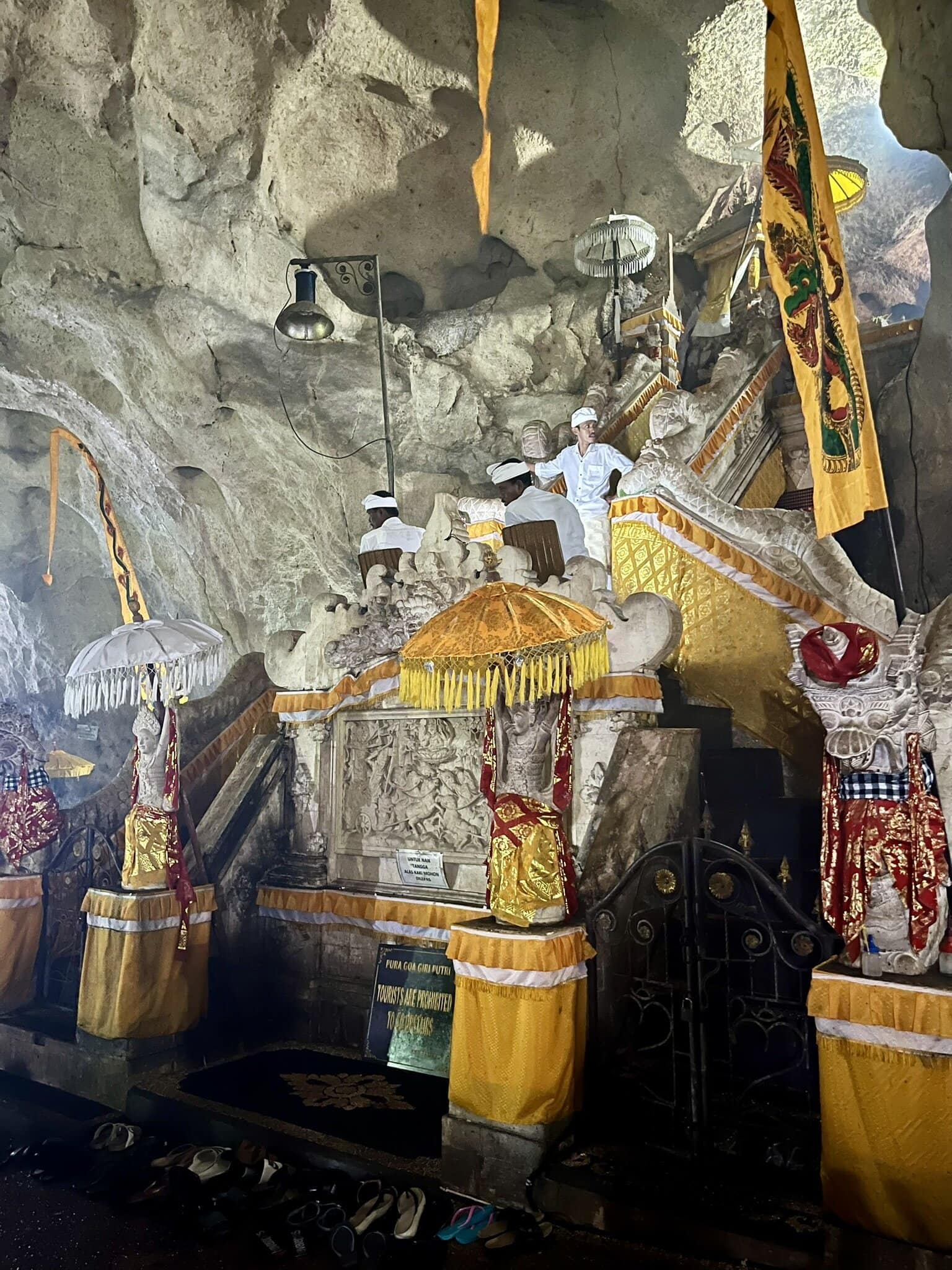 bali-indonesien-urlaub-sueden-suedosten-insel-sonne-strand-meer-sanur-nusa-penida-glaeubige-hoehle-reiseblog