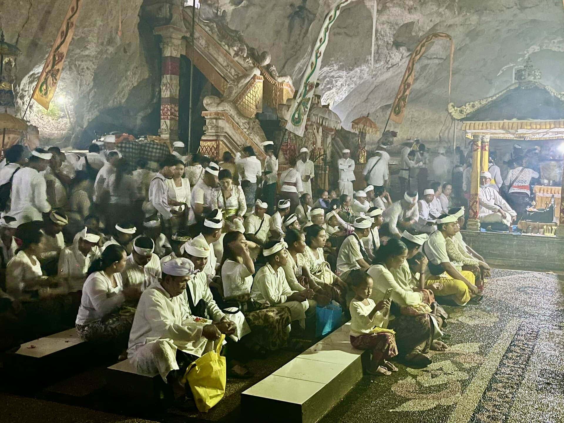 bali-indonesien-urlaub-sueden-suedosten-insel-sonne-strand-meer-sanur-nusa-penida-glaeubige-reiseblog