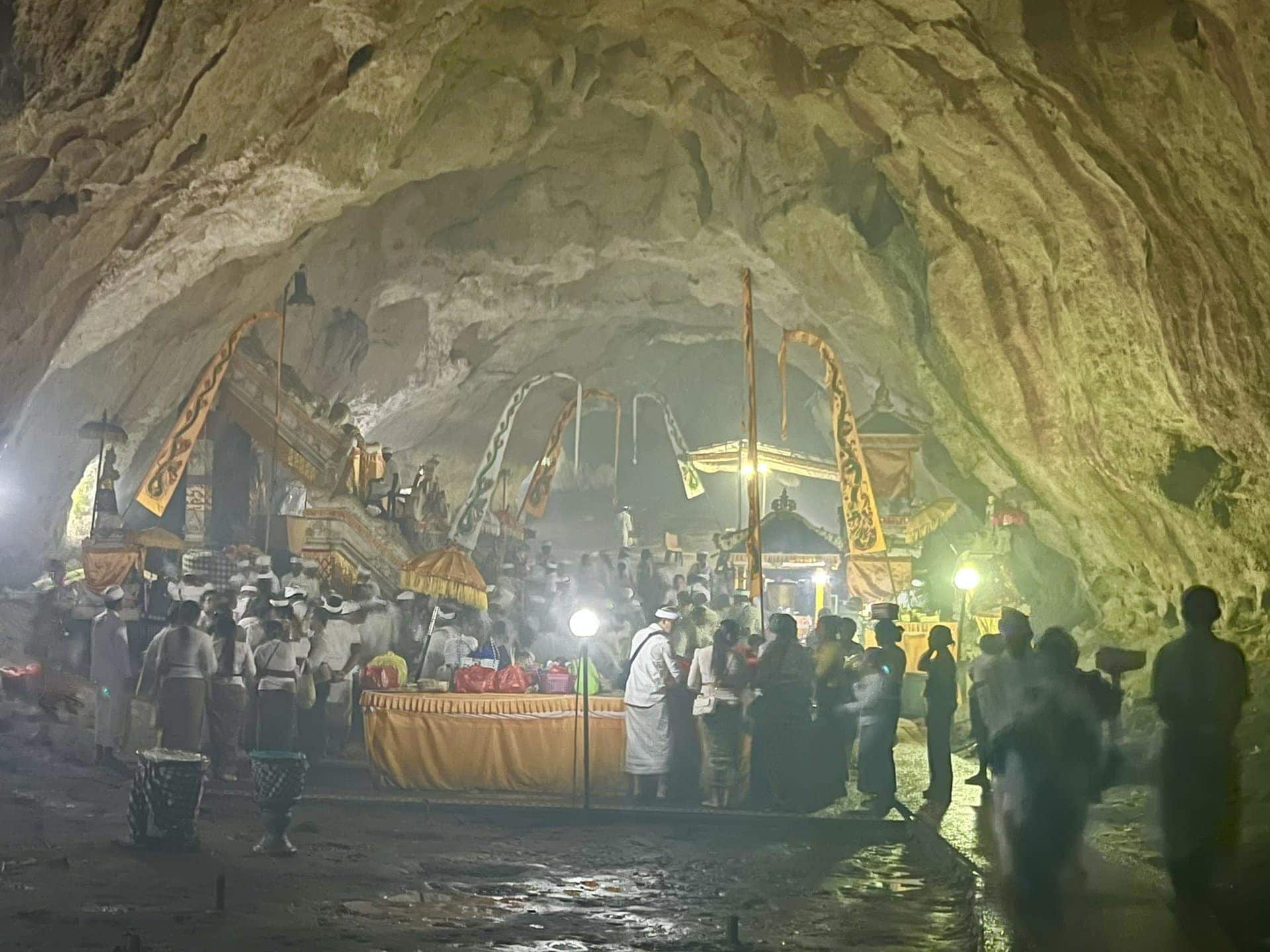 bali-indonesien-urlaub-sueden-suedosten-insel-sonne-strand-meer-sanur-nusa-penida-hoehle-zeremonie-menschen-reiseblog