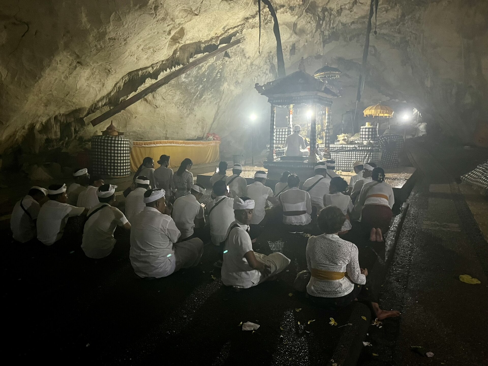 bali-indonesien-urlaub-sueden-suedosten-insel-sonne-strand-meer-sanur-nusa-penida-hoehle-zeremonie-reiseblog