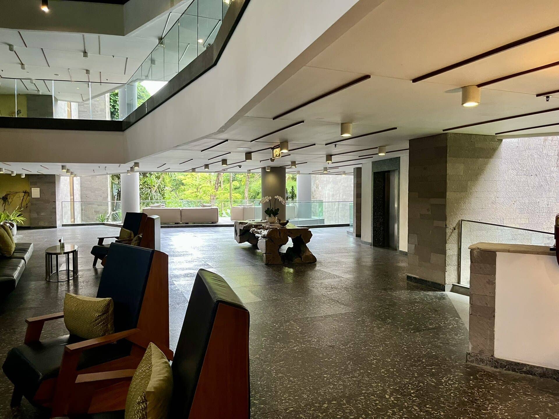 bali-indonesien-urlaub-sueden-suedosten-insel-sonne-strand-meer-sanur-nusa-penida-hotel-lounge-reiseblog