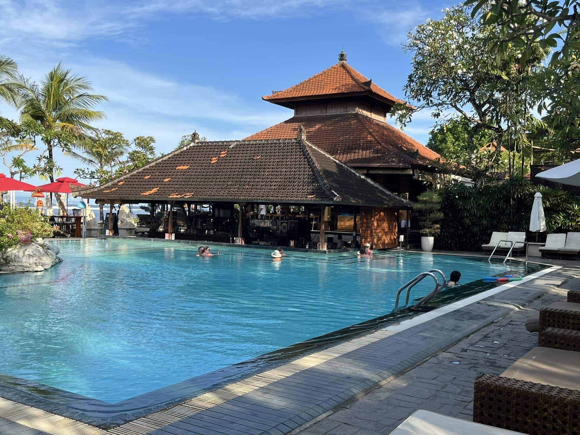 bali-indonesien-urlaub-sueden-suedosten-insel-sonne-strand-meer-sanur-nusa-penida-hotel-pool-reiseblog