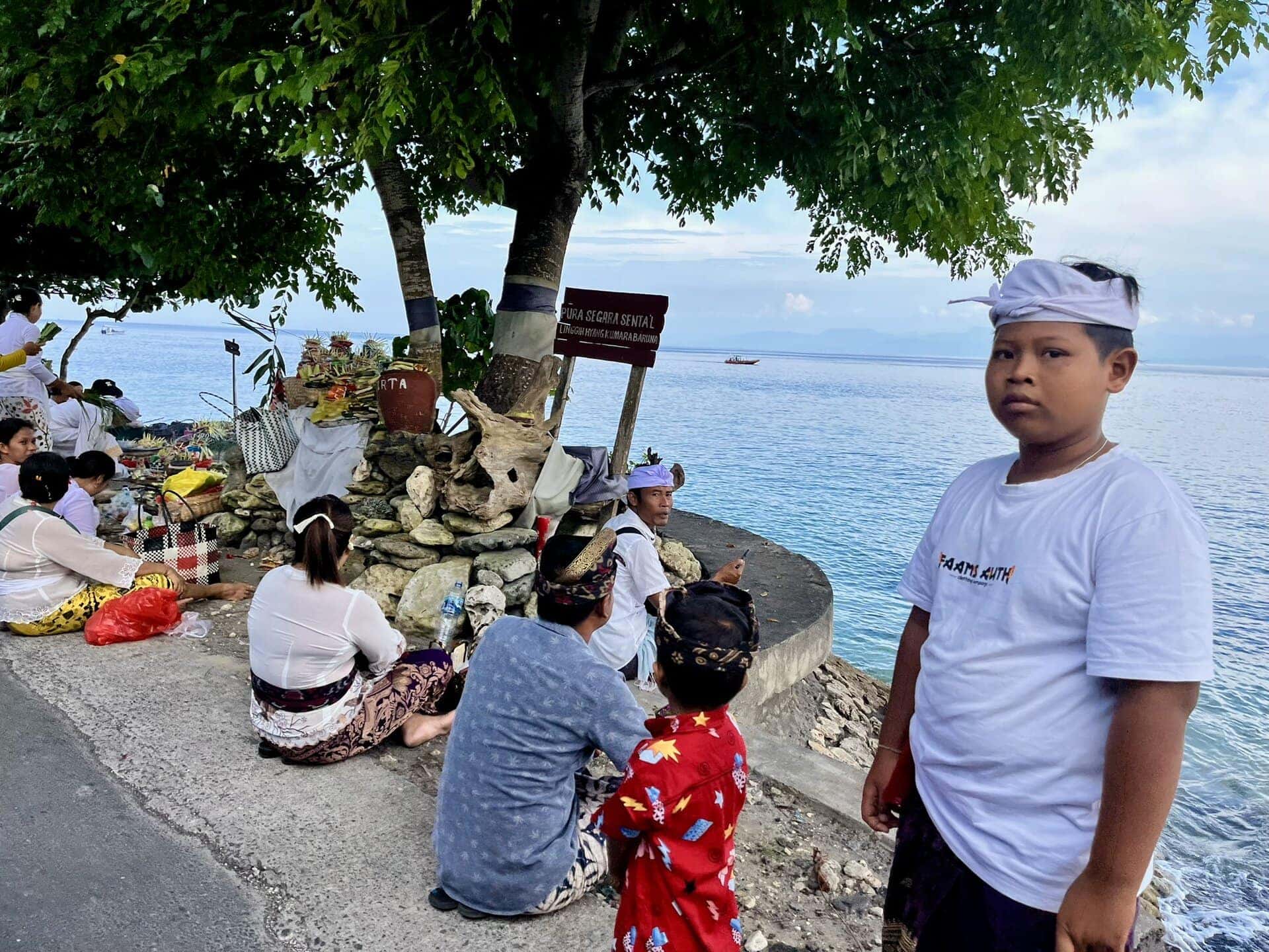 bali-indonesien-urlaub-sueden-suedosten-insel-sonne-strand-meer-sanur-nusa-penida-junge-reiseblog