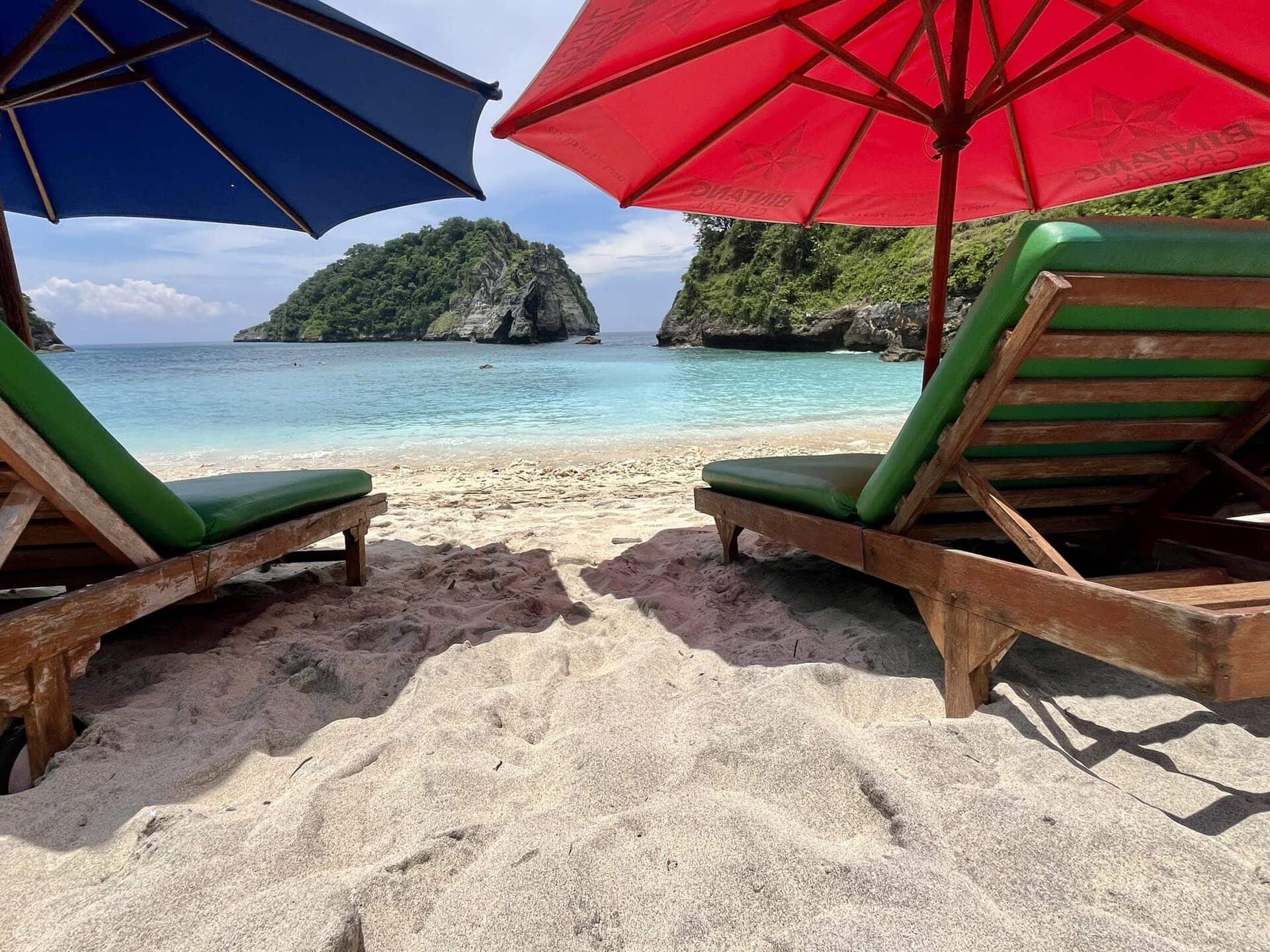 bali-indonesien-urlaub-sueden-suedosten-insel-sonne-strand-meer-sanur-nusa-penida-liegestuehle-reiseblog