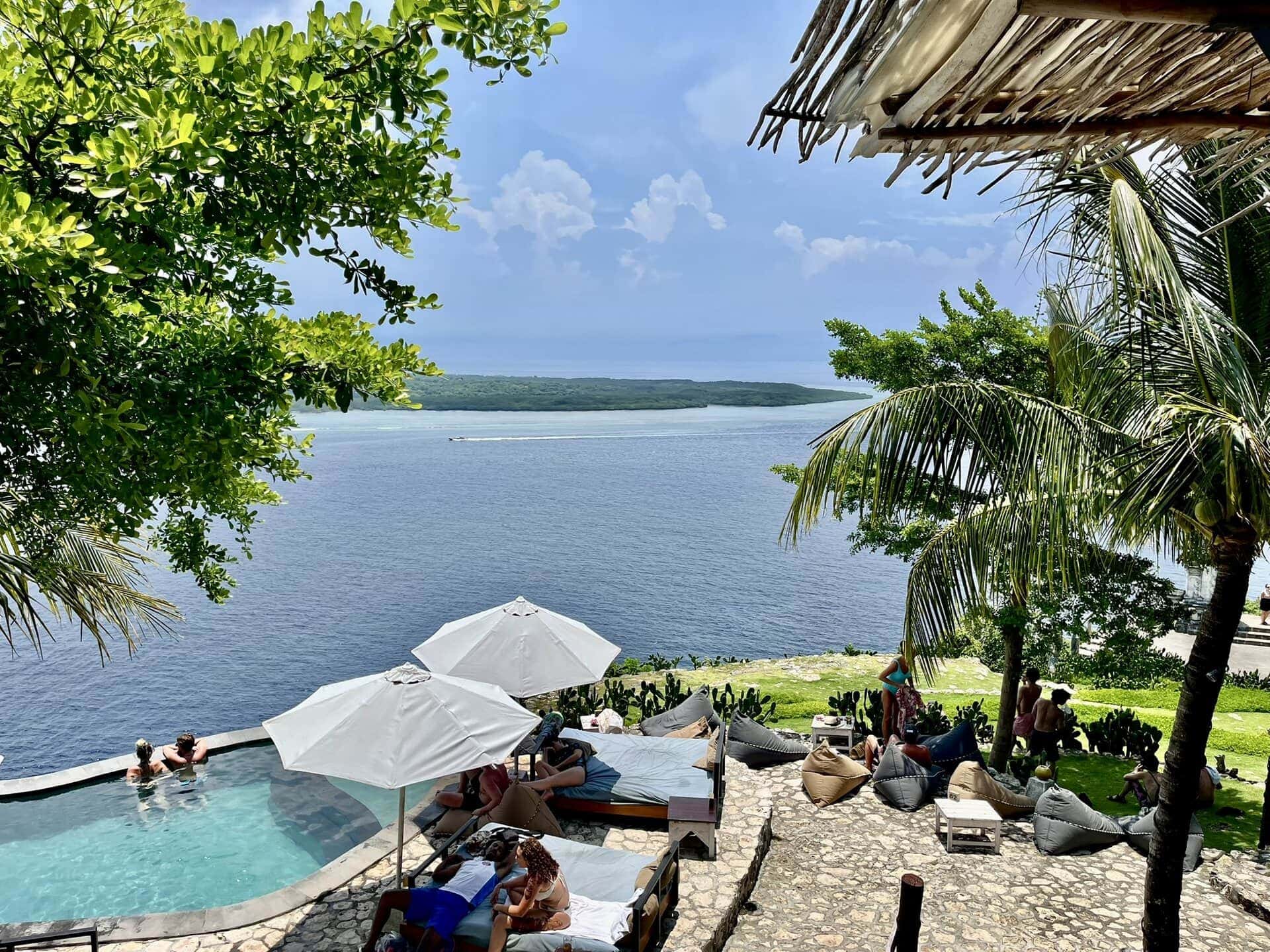 bali-indonesien-urlaub-sueden-suedosten-insel-sonne-strand-meer-sanur-nusa-penida-poolblick-weite-reiseblog