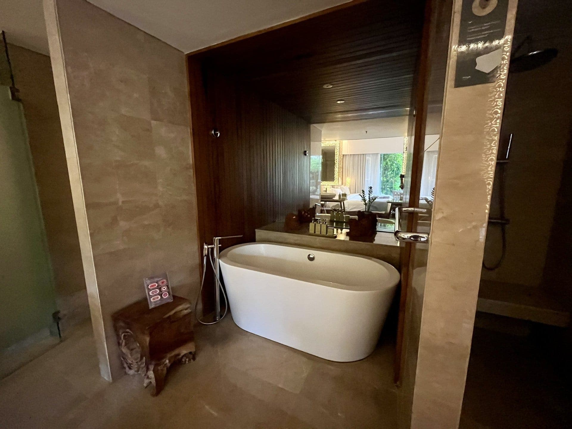 bali-indonesien-urlaub-sueden-suedosten-insel-sonne-strand-meer-sanur-nusa-penida-runde-badewanne-reiseblog