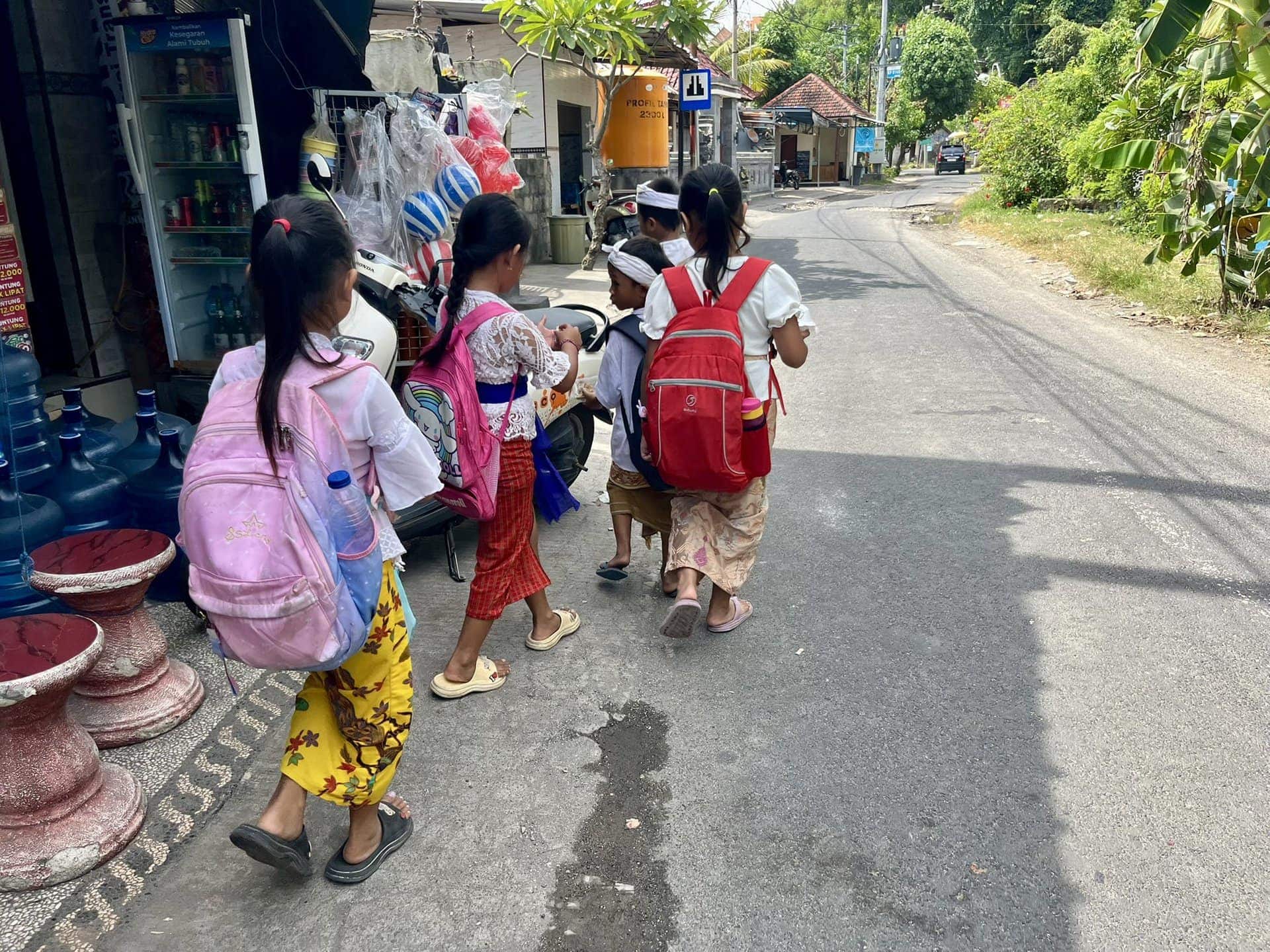 bali-indonesien-urlaub-sueden-suedosten-insel-sonne-strand-meer-sanur-nusa-penida-schulkinder-reiseblog