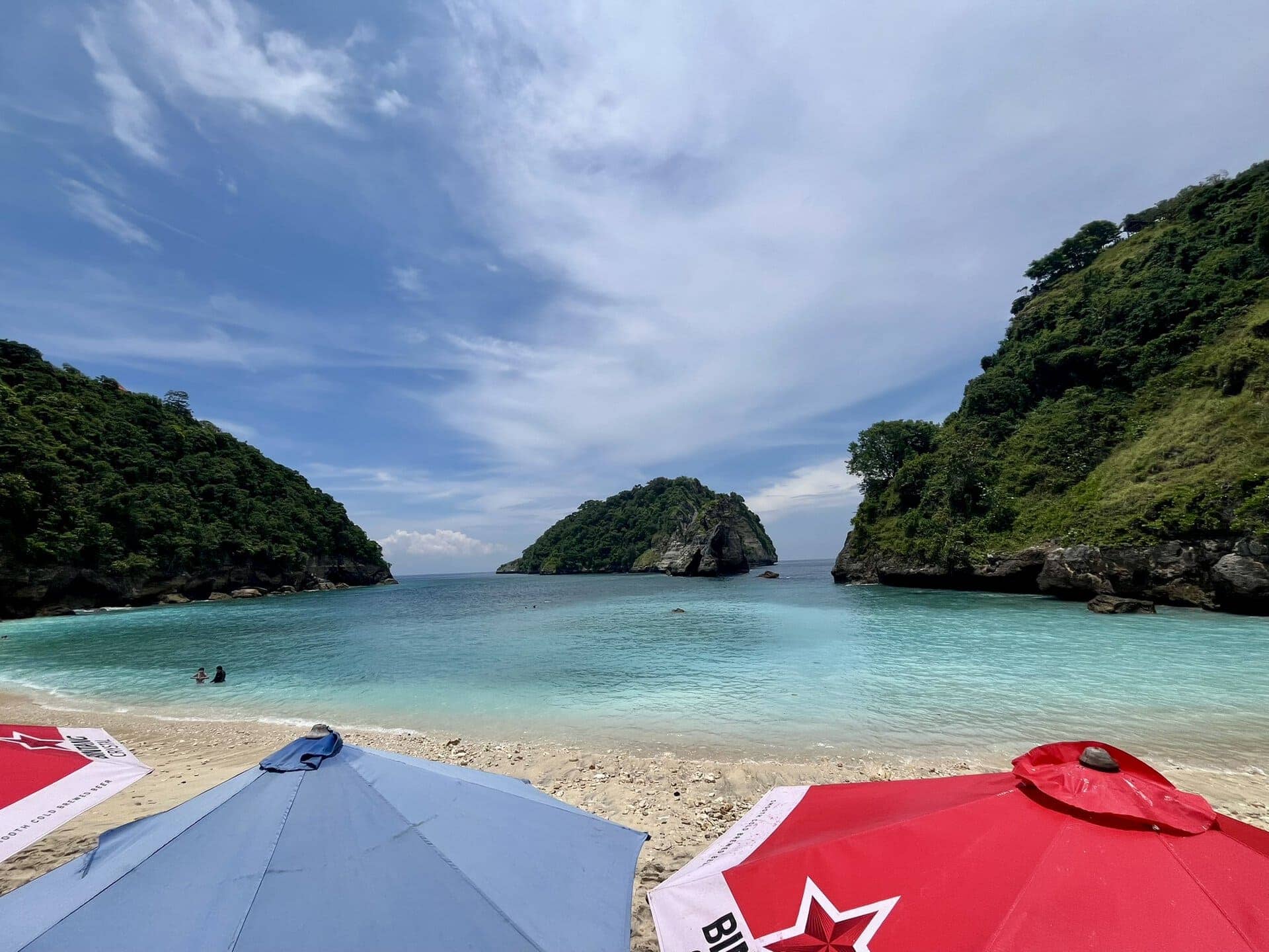 bali-indonesien-urlaub-sueden-suedosten-insel-sonne-strand-meer-sanur-nusa-penida-sonnenschirm-lagune-reiseblog