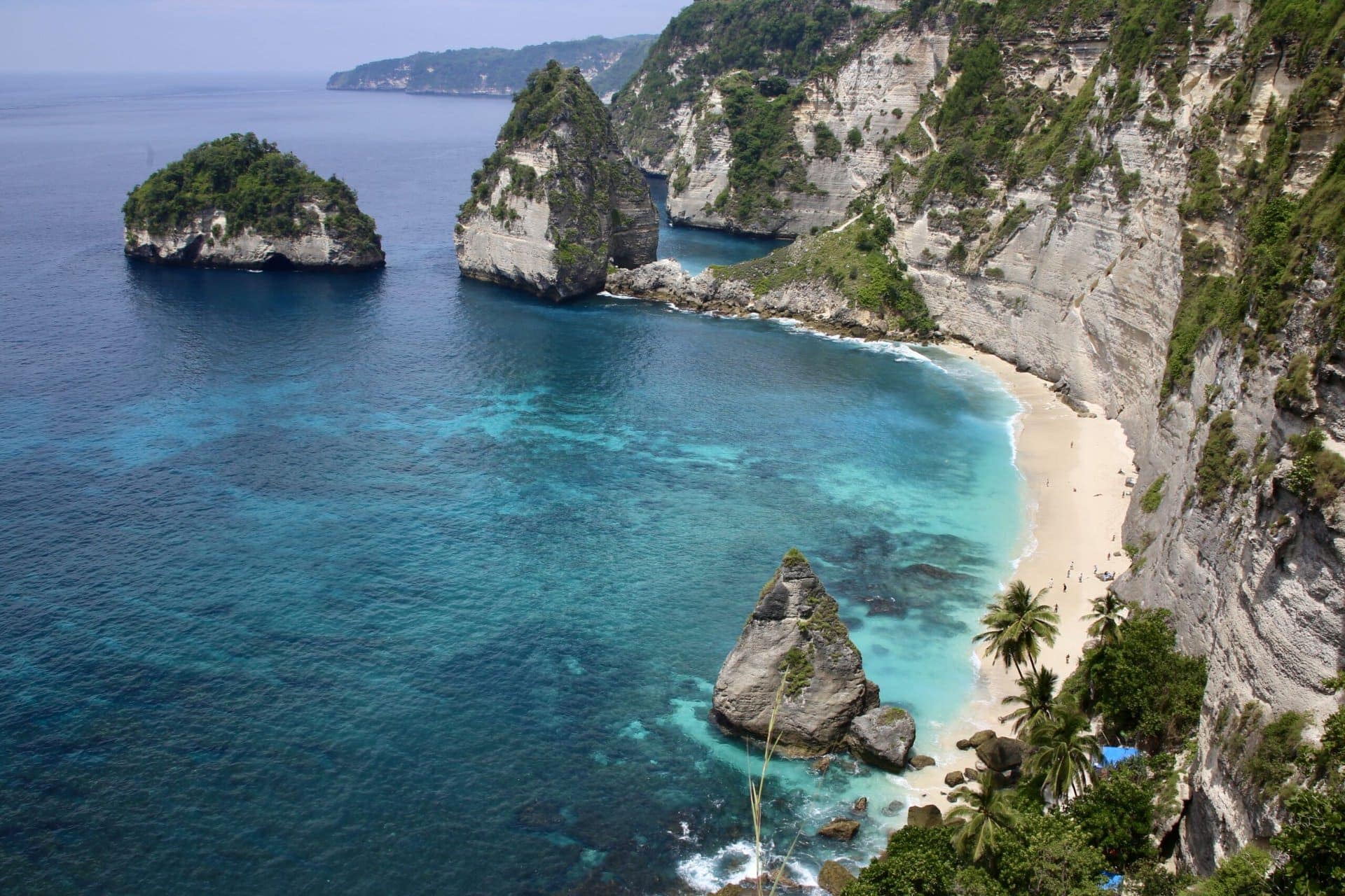 bali-indonesien-urlaub-sueden-suedosten-insel-sonne-strand-meer-sanur-nusa-penida-strand-in-bucht-reiseblog