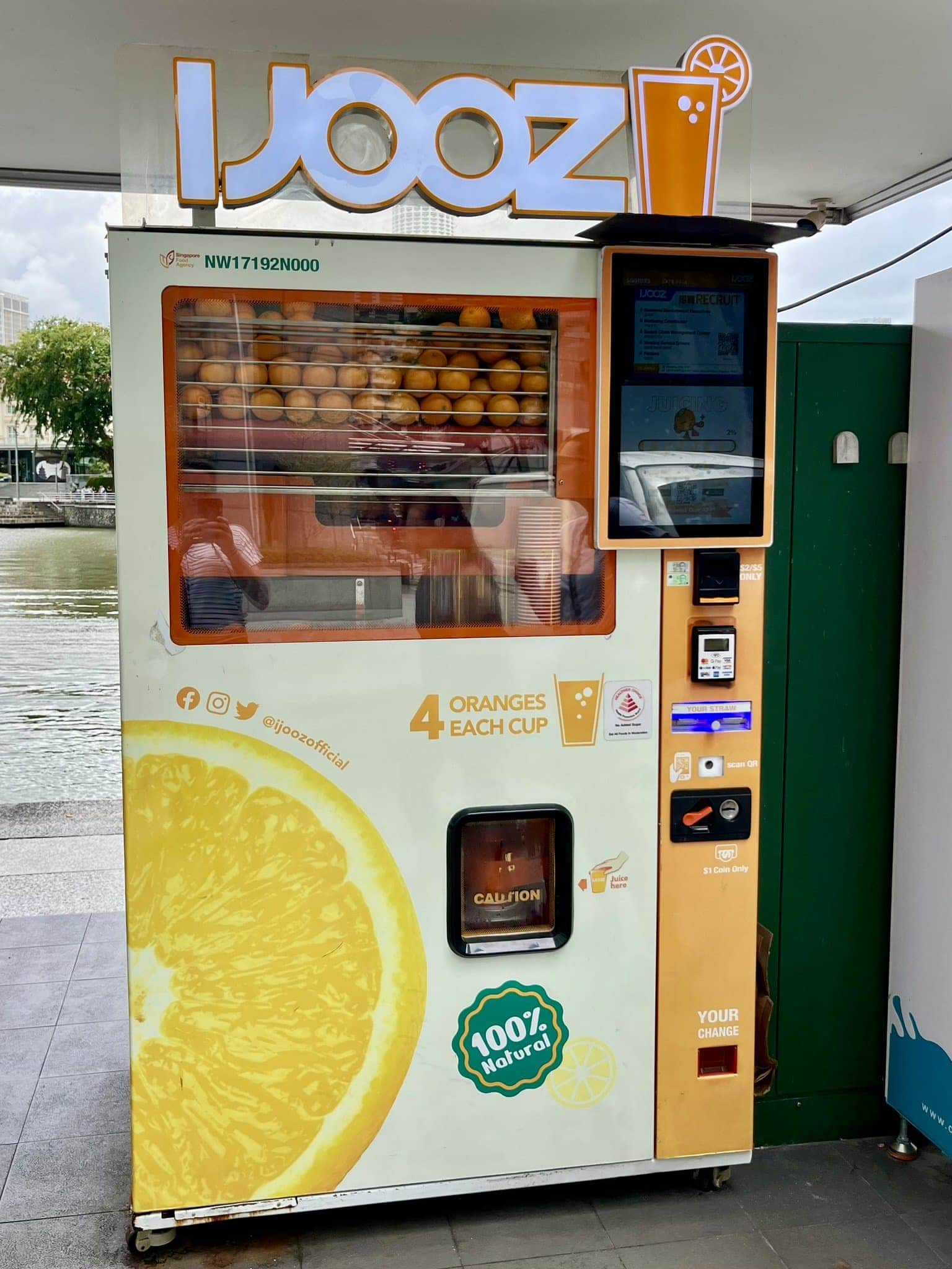 städtereise-singapur-reiseblog-indonesien-urlaub-architektur-fruechteautomat-reise