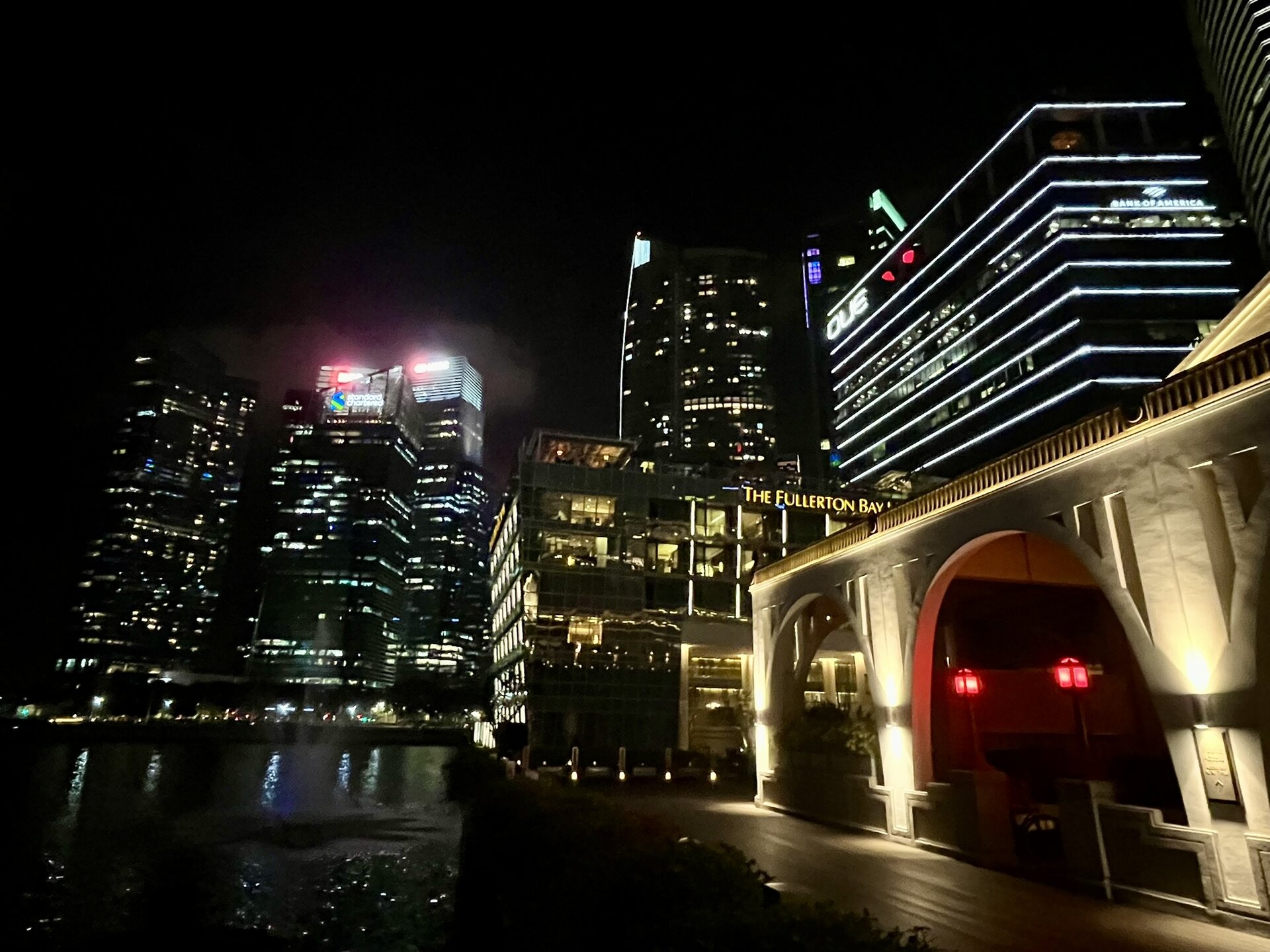 städtereise-singapur-reiseblog-indonesien-urlaub-architektur-hafen-by-nacht-reise