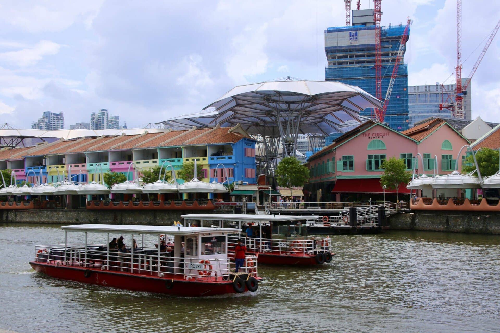 städtereise-singapur-reiseblog-indonesien-urlaub-architektur-modern-skyline-schiffe-reise