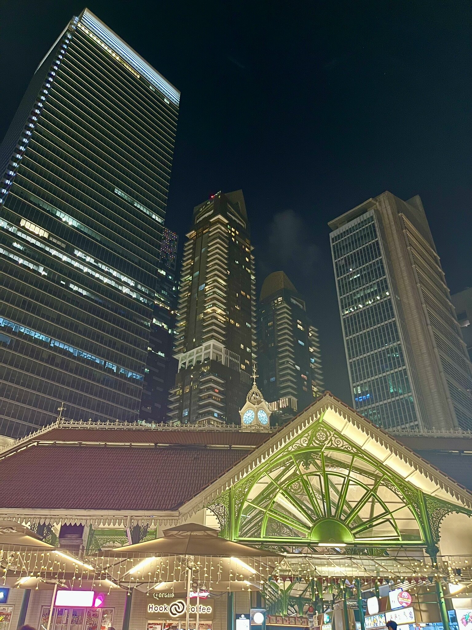 städtereise-singapur-reiseblog-indonesien-urlaub-architektur-wolkenkratzer-nachts-reise