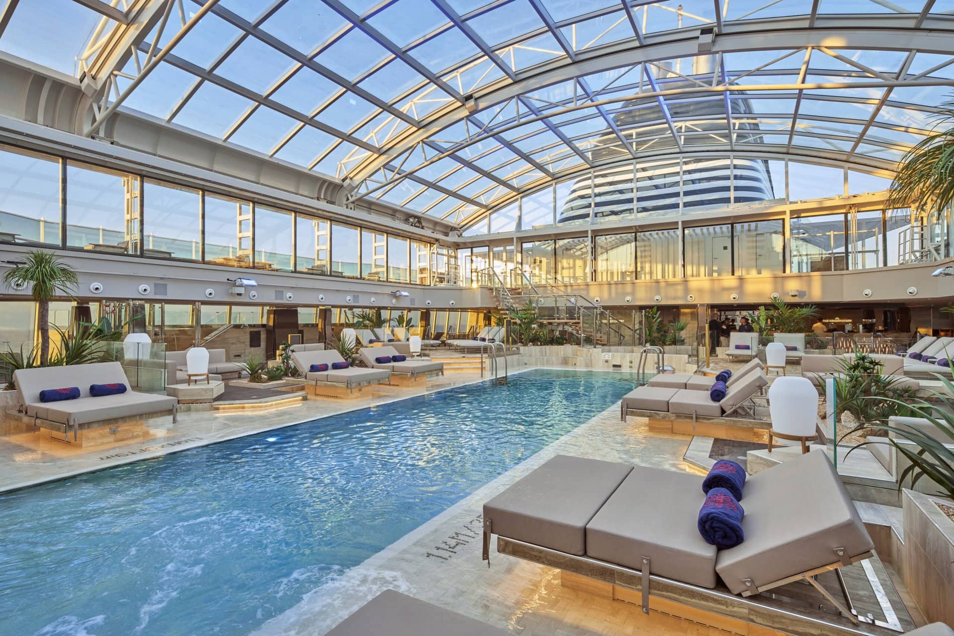 schwimmbad-explora-journeys-cruise-schiff-kreuzfahrt-luxus