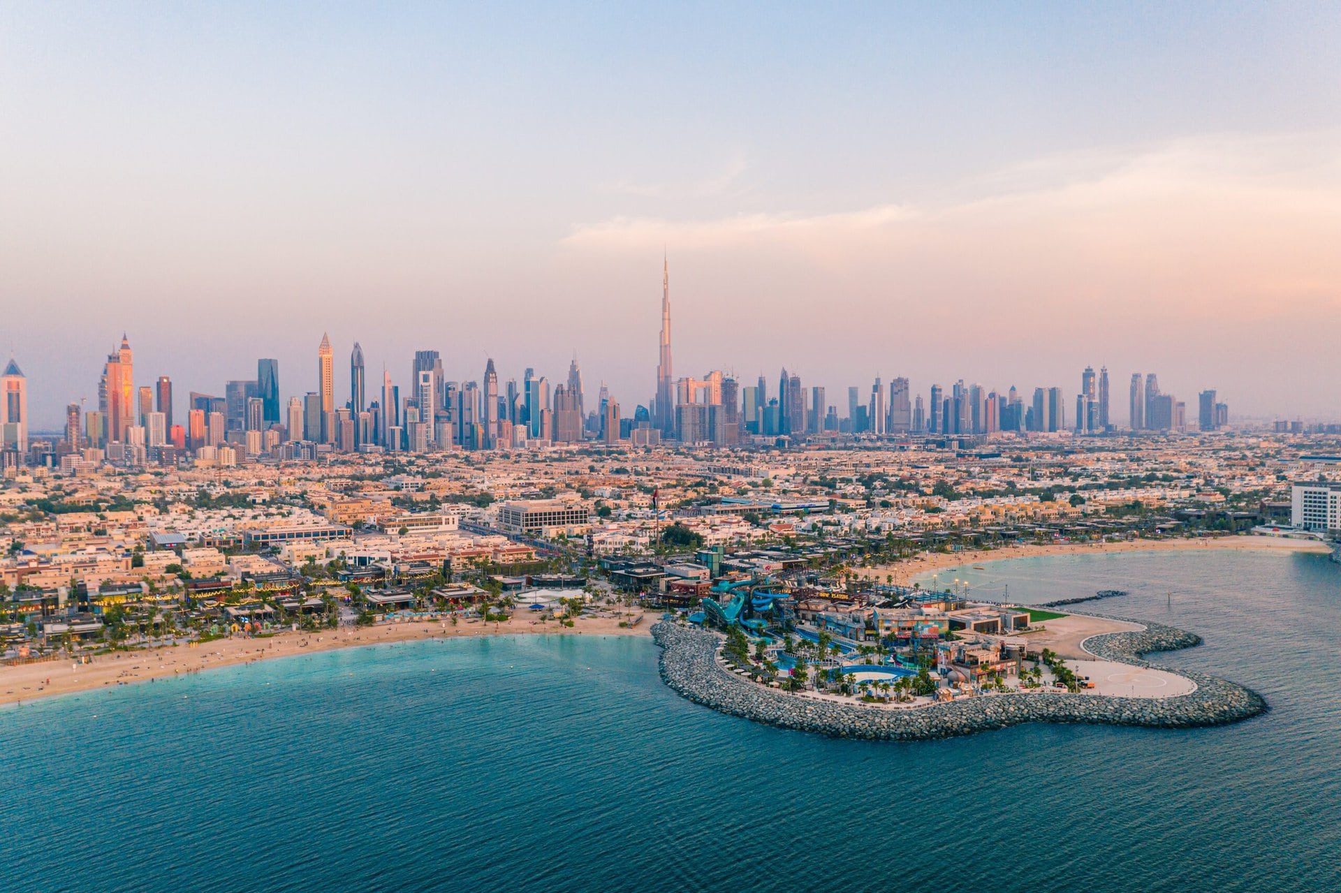 dubai-arabien-reise-plane-deinen-urlaub-individuelle-staedtereise-skyline-tallest-buildings