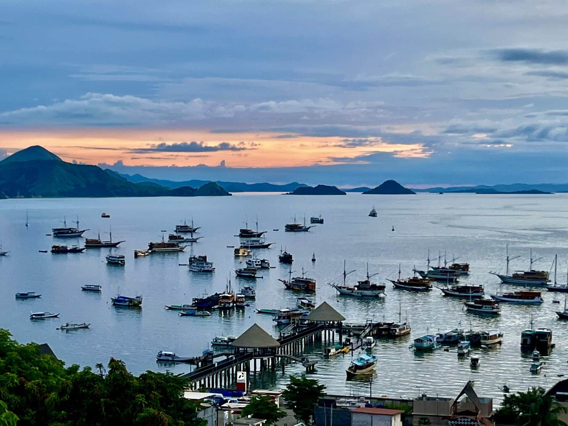 reiseblog-indonesien-flores-komodo-inseln-urlaub-sonne-palmen-strand-abenddaemmerung-schiffe-bucht-reise