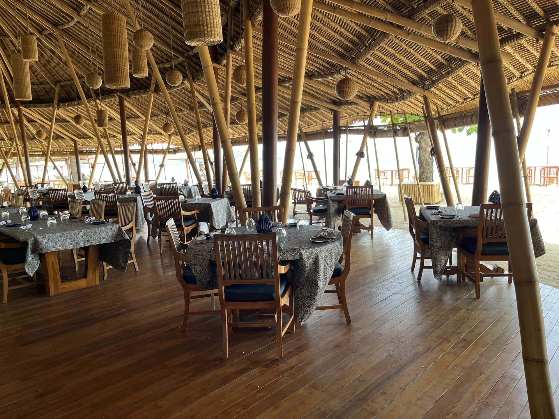 reiseblog-indonesien-flores-komodo-inseln-urlaub-sonne-palmen-strand-bambusrestaurant-reise
